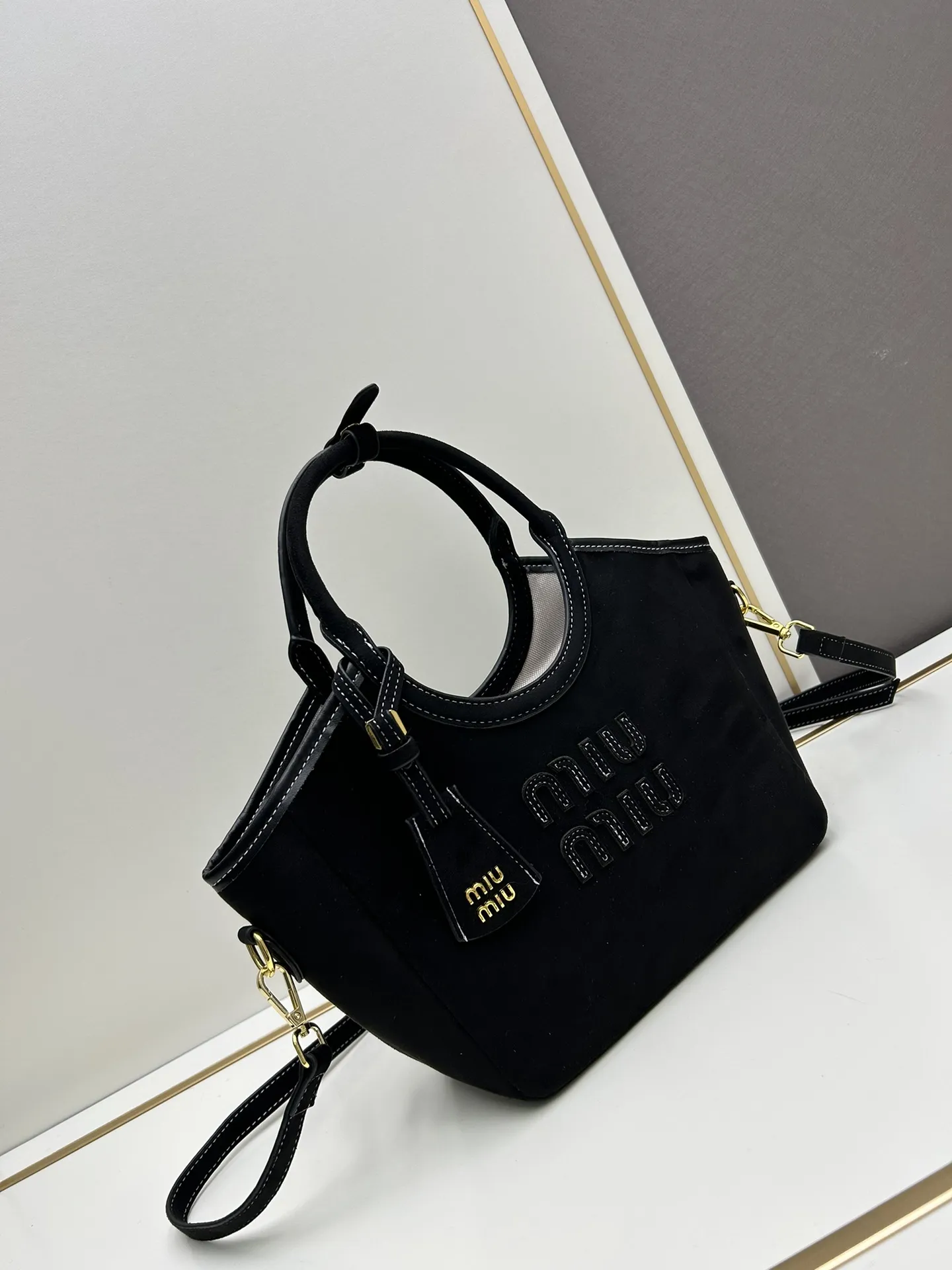 Miu Miu ブラックスエードトートバッグ8818小号 - 画像 (3)