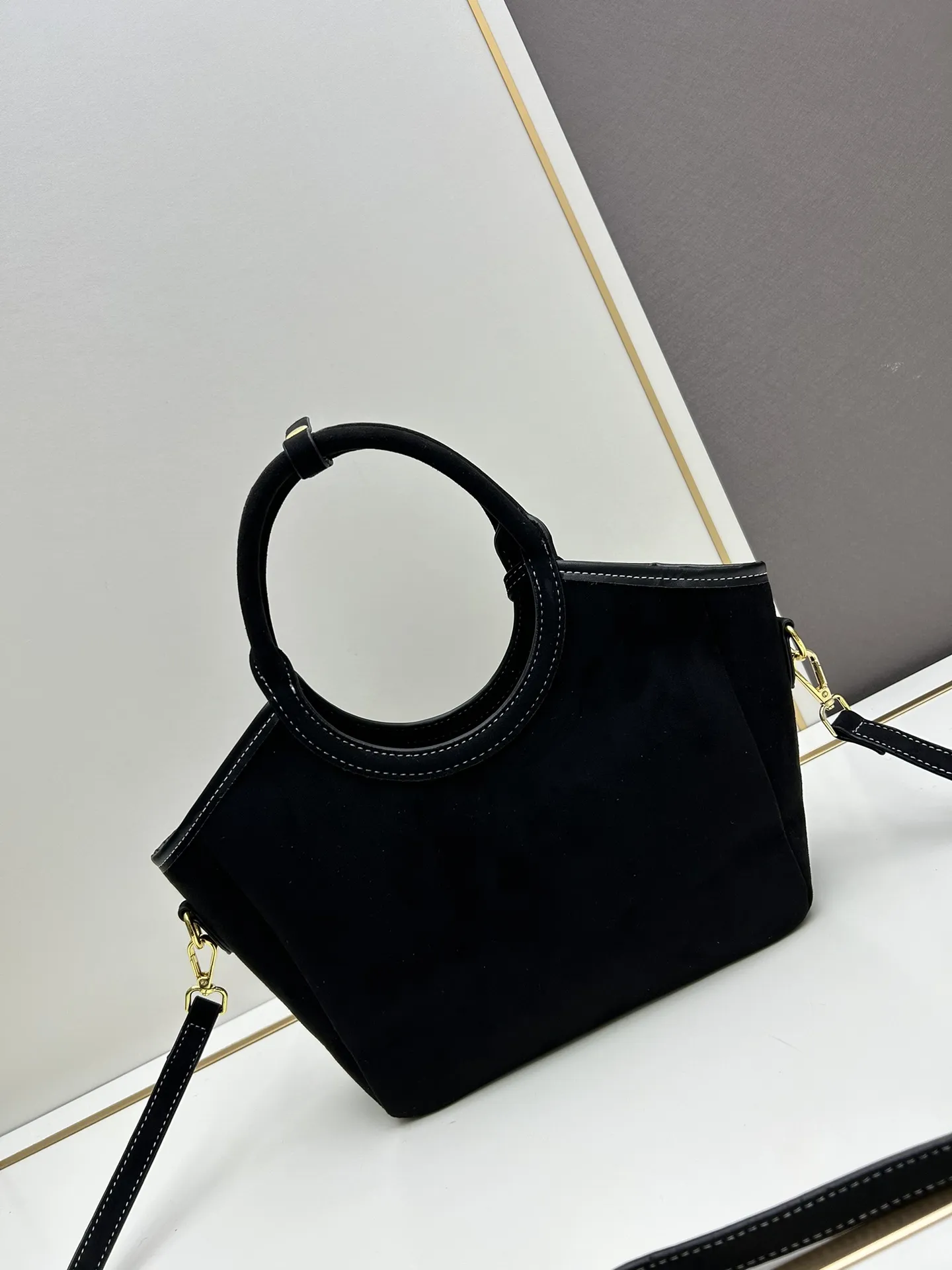 Miu Miu ブラックスエードトートバッグ8818小号 - 画像 (4)