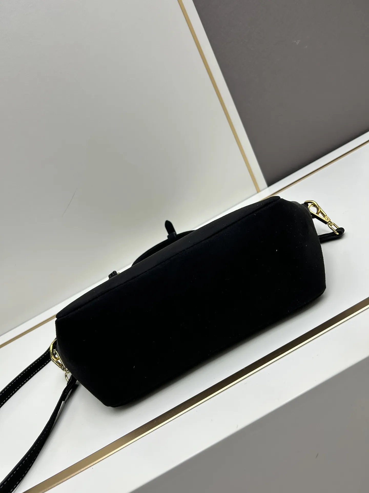 Miu Miu ブラックスエードトートバッグ8818小号 - 画像 (6)