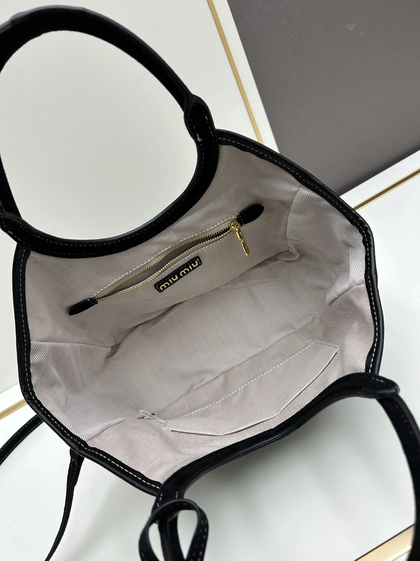 Miu Miu ブラックスエードトートバッグ8818小号 - 画像 (8)