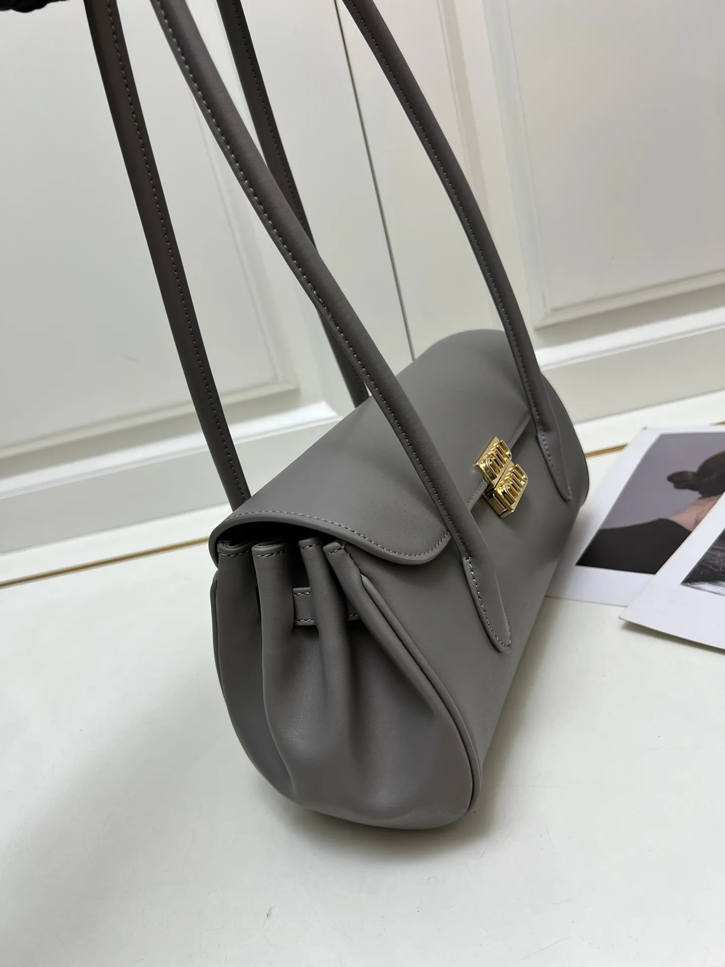 MiuMiu缪缪 グレー ハーフリジッドバッグ H08875 - 画像 (4)