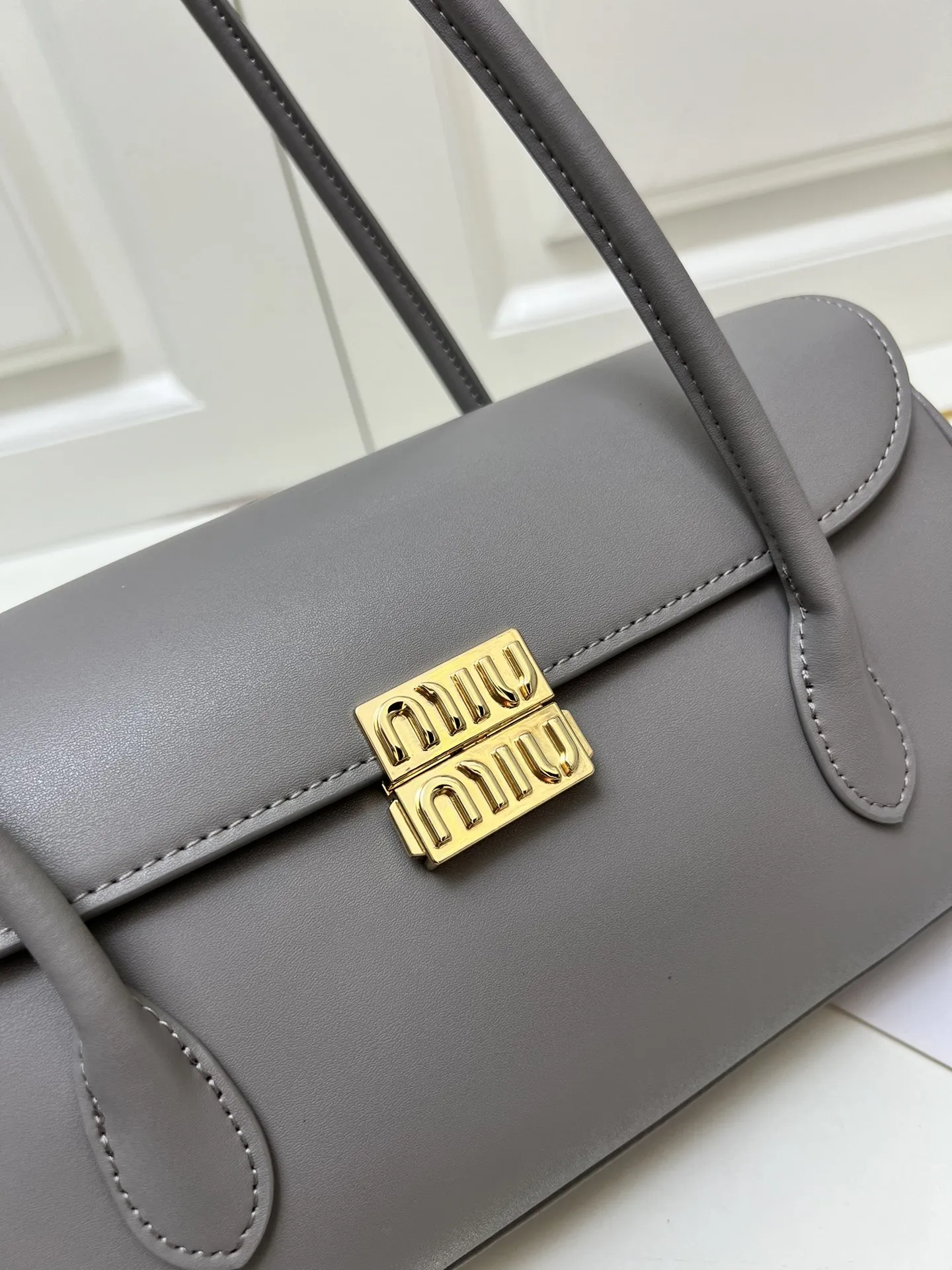 MiuMiu缪缪 グレー ハーフリジッドバッグ H08875 - 画像 (6)