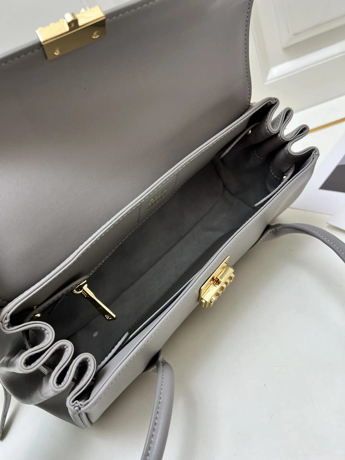 MiuMiu缪缪 グレー ハーフリジッドバッグ H08875 - 画像 (8)