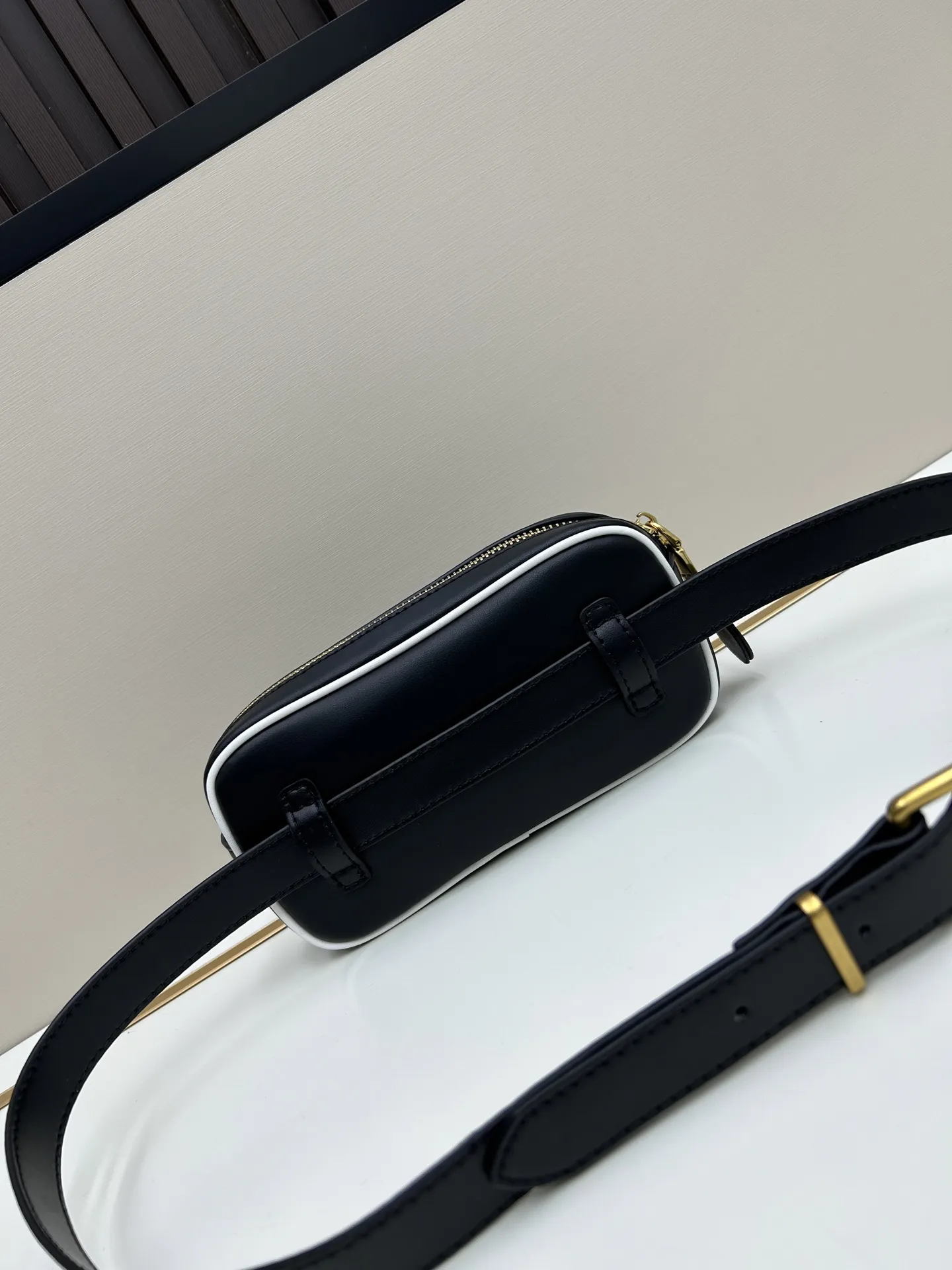 Miu Miu 黒色レザーウエストポーチ - 画像 (4)