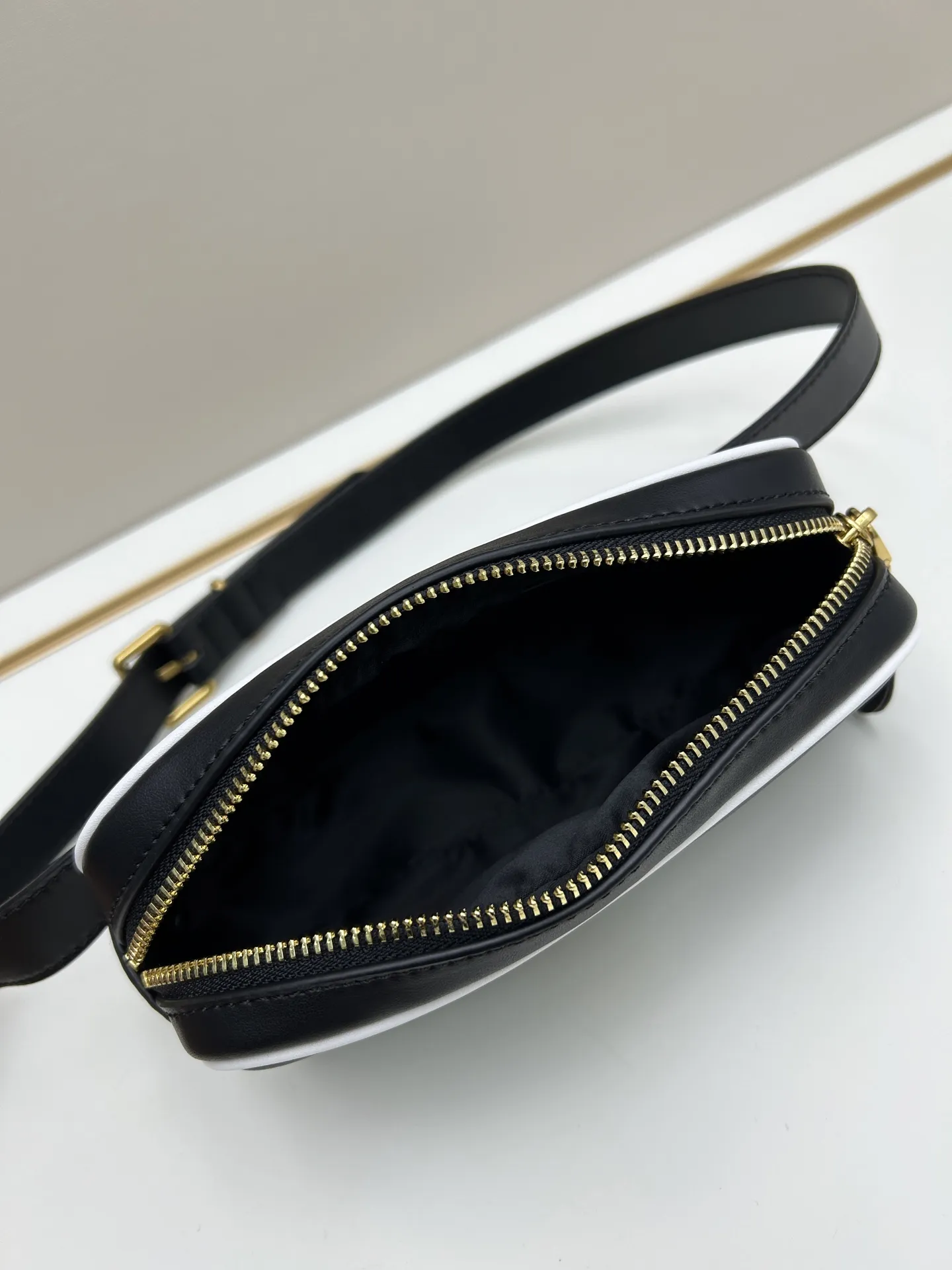 Miu Miu 黒色レザーウエストポーチ - 画像 (8)