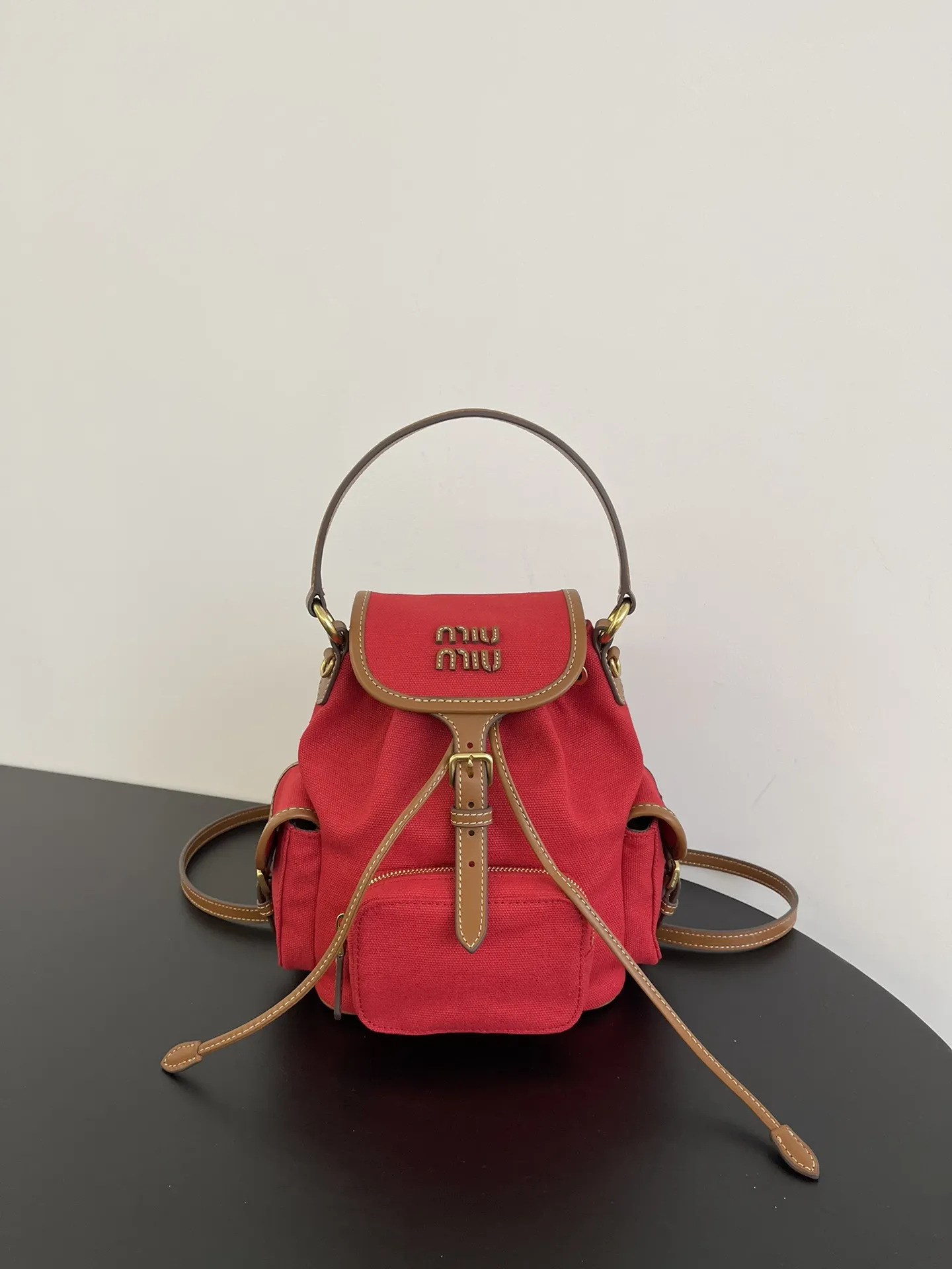 ミウミウ レッド 小サイズ キャンバスバックパック