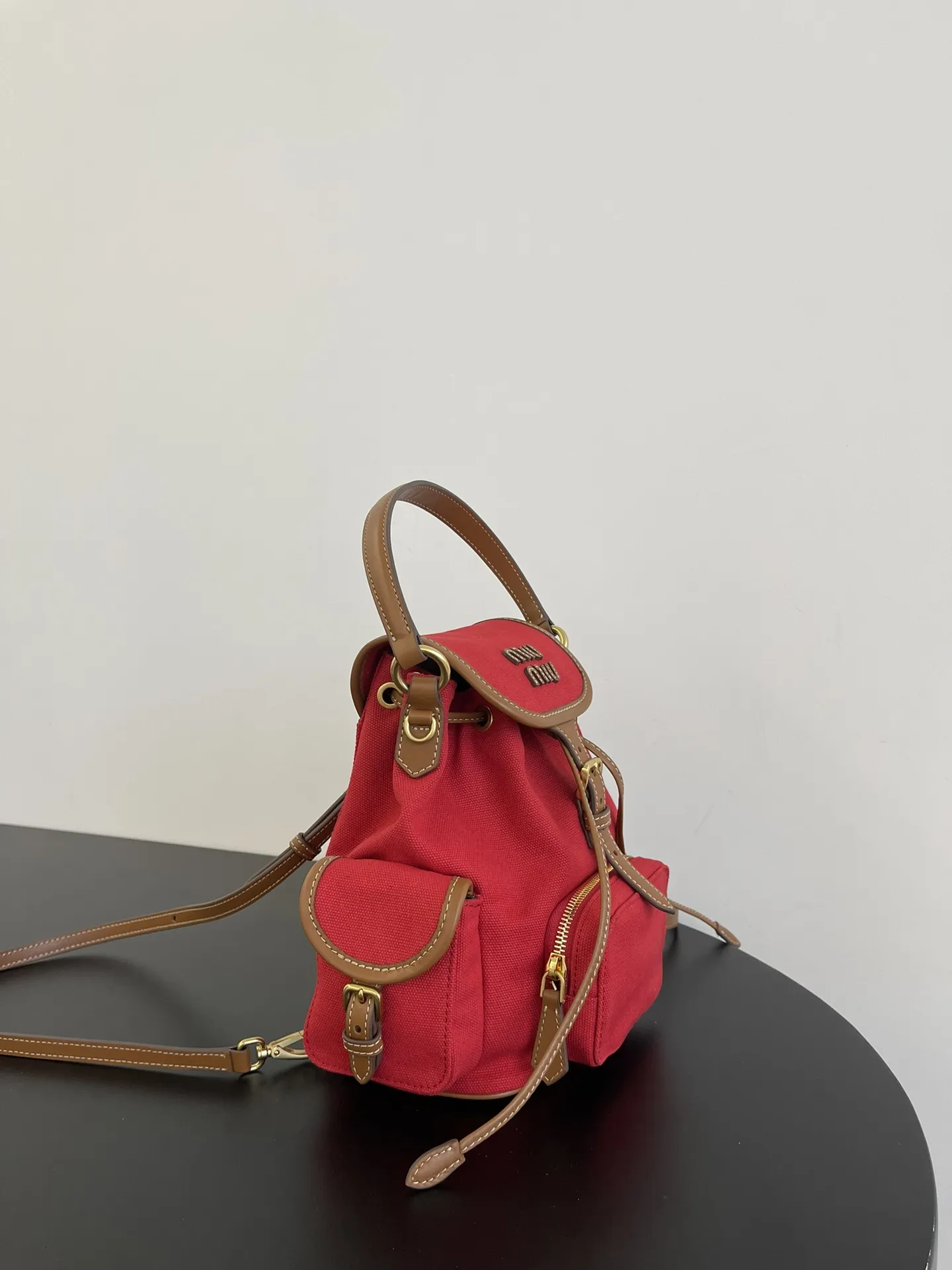 ミウミウ レッド 小サイズ キャンバスバックパック - 画像 (3)