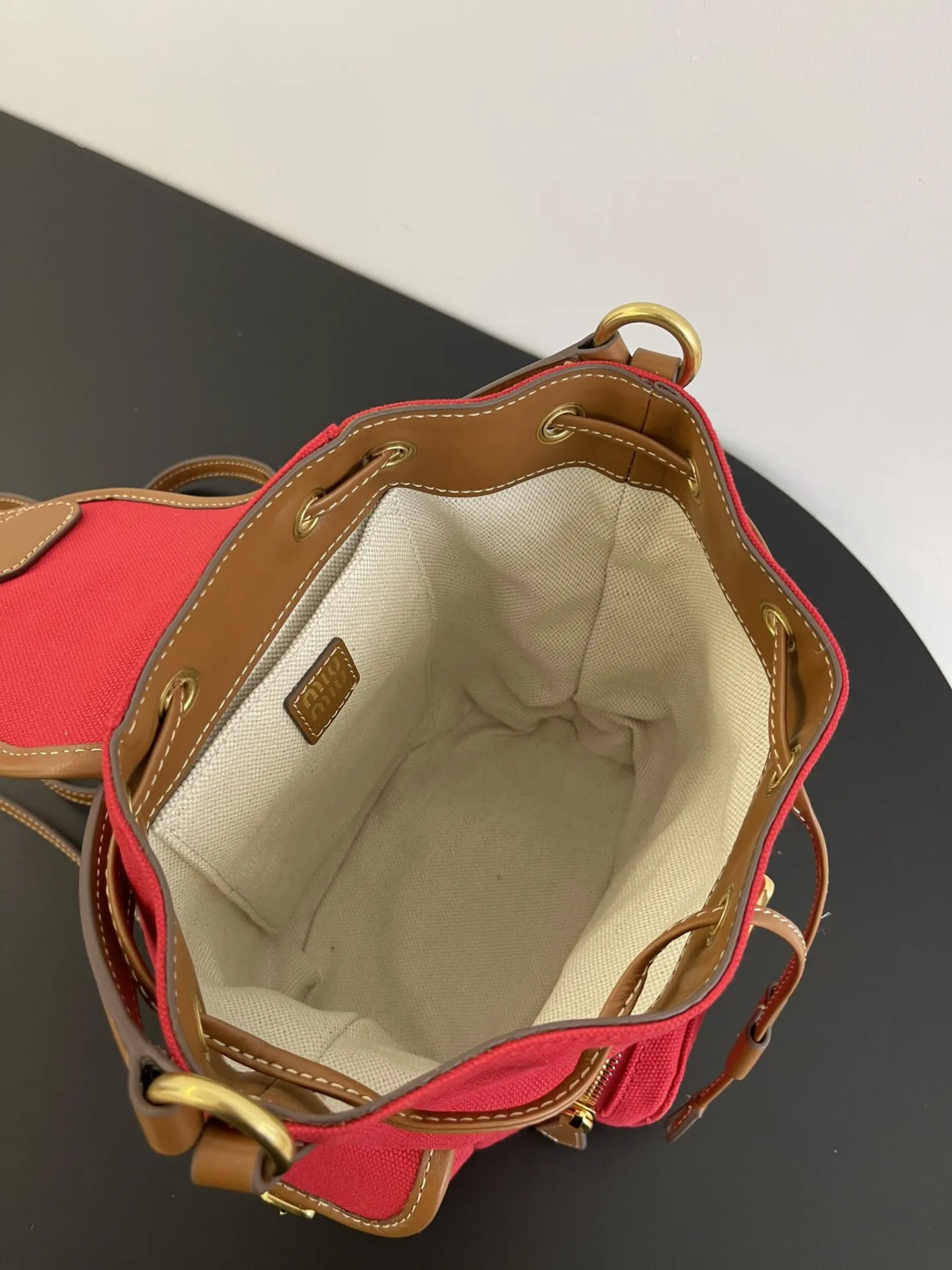 ミウミウ レッド 小サイズ キャンバスバックパック - 画像 (8)