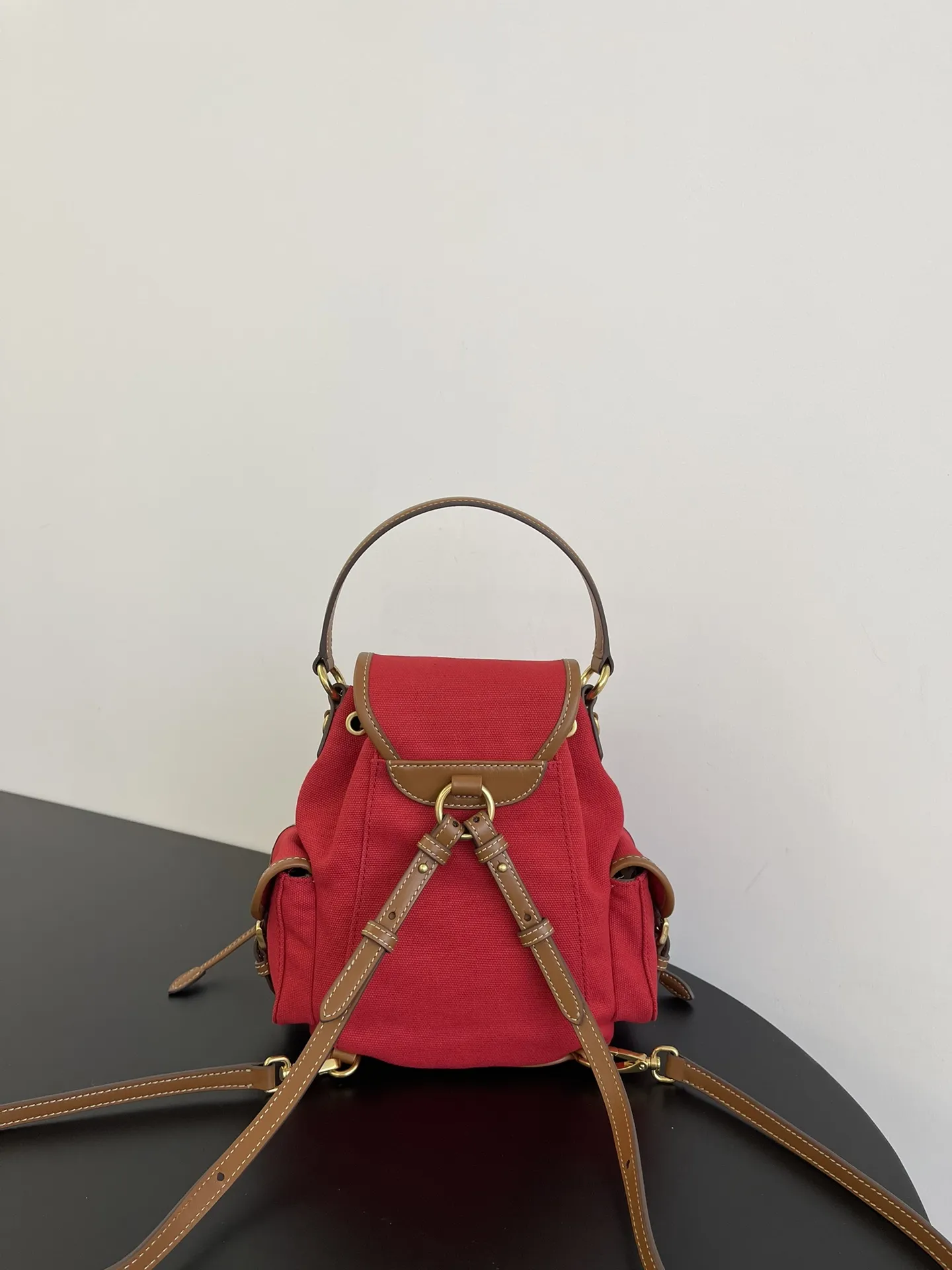 ミウミウ レッド 小サイズ キャンバスバックパック - 画像 (9)