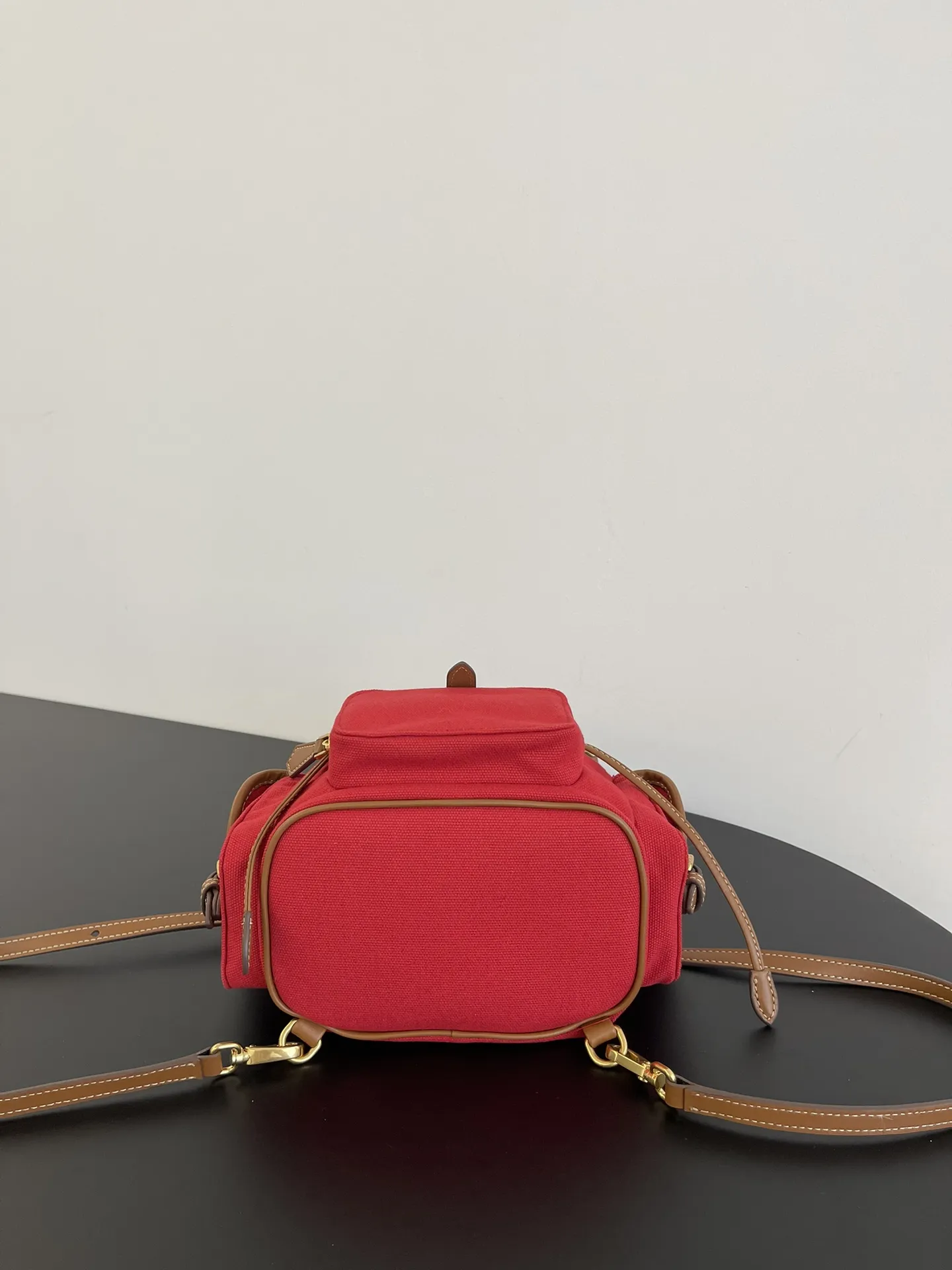 ミウミウ レッド 小サイズ キャンバスバックパック - 画像 (10)