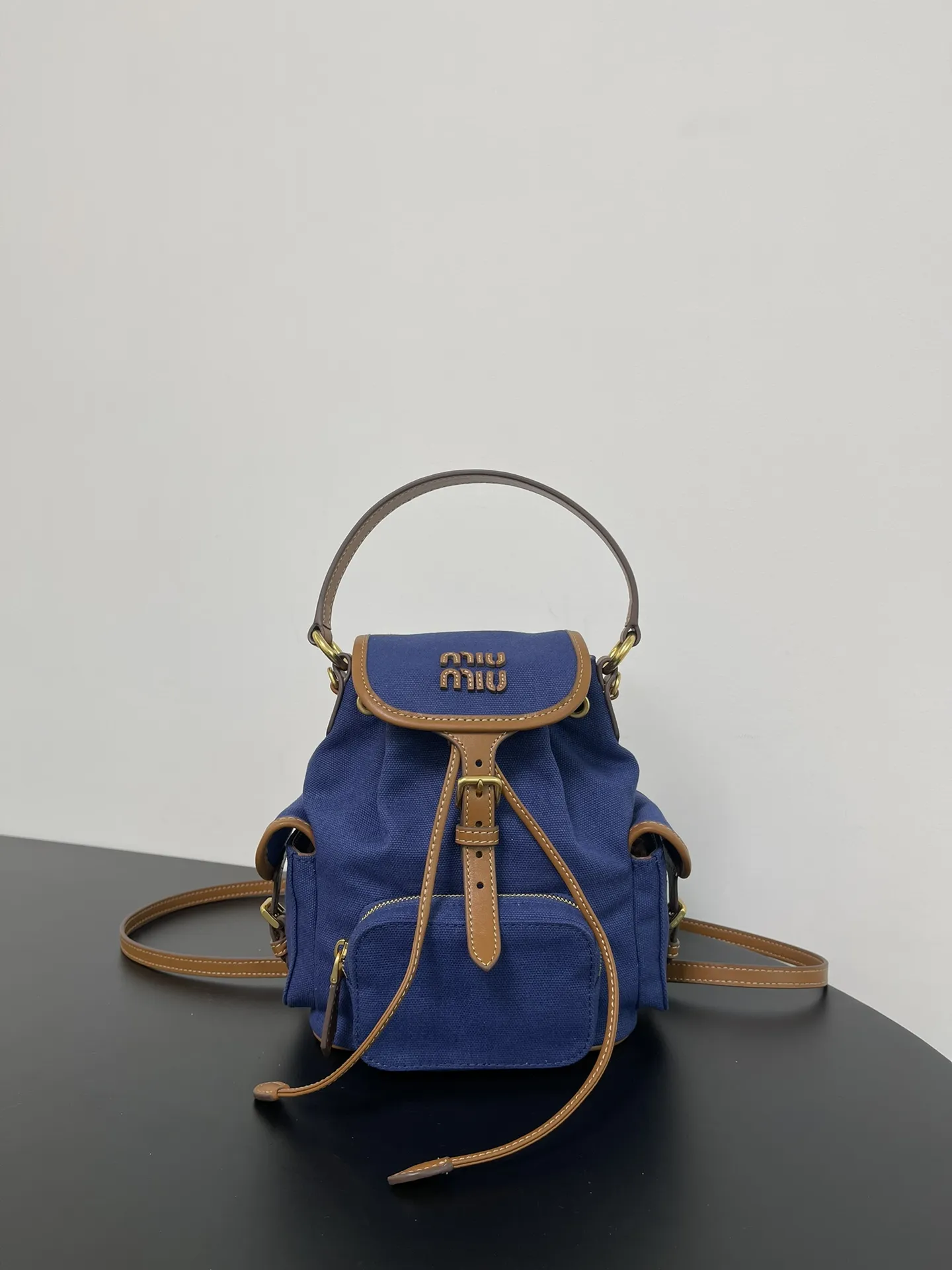 Miu Miu ブルー小型キャンバスバックパック