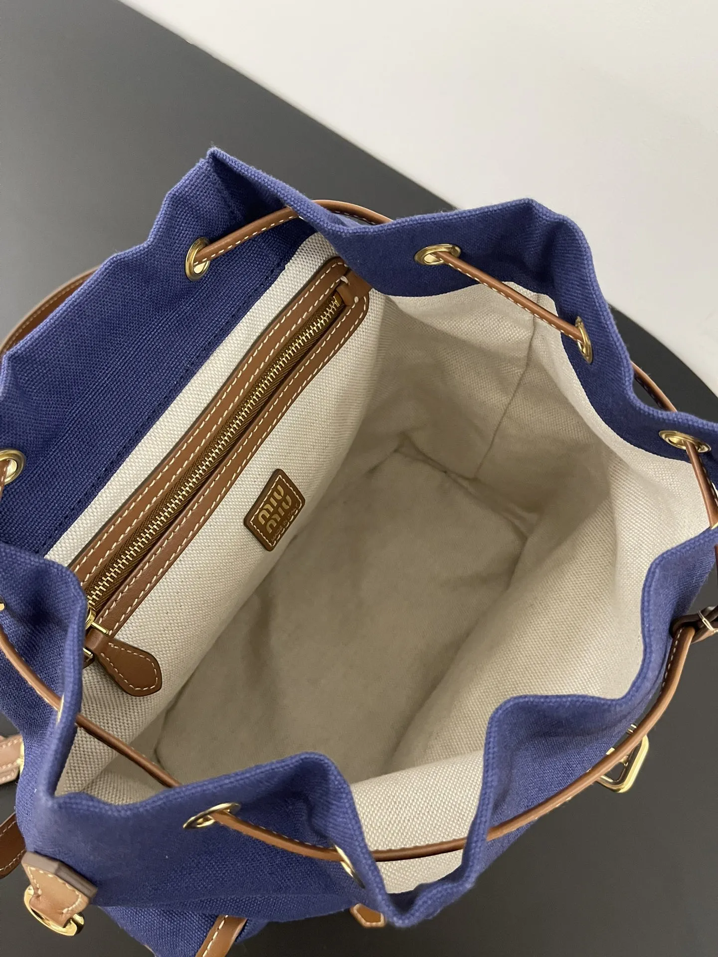 Miu Miu 大型ブルーキャンバスバックパック - 画像 (8)