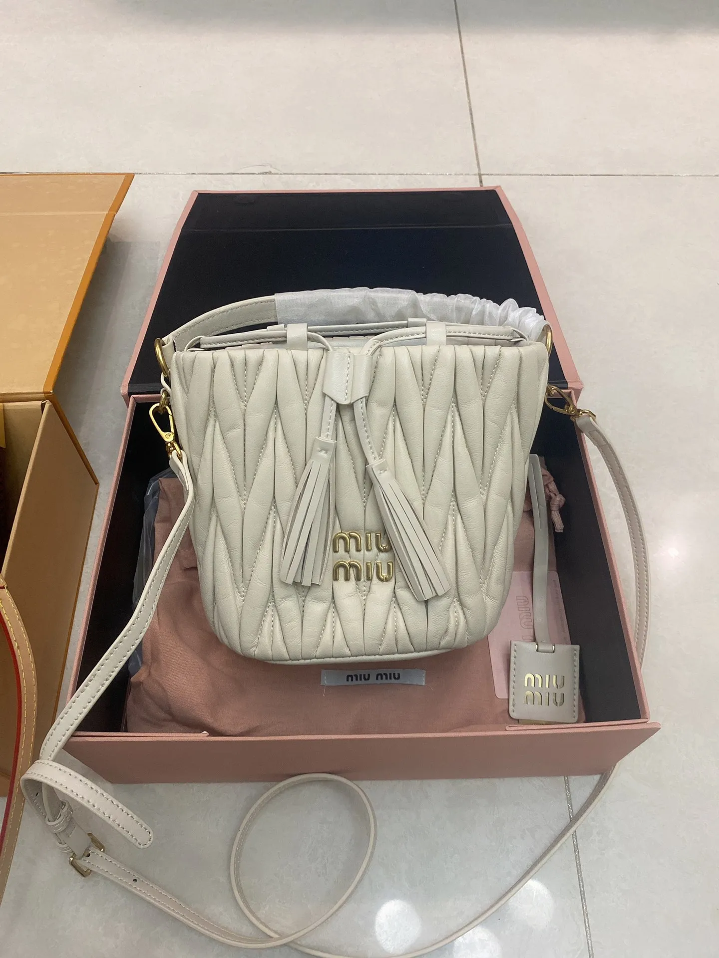 Miu Miu 白 褶皱水桶包 ソフトレザー