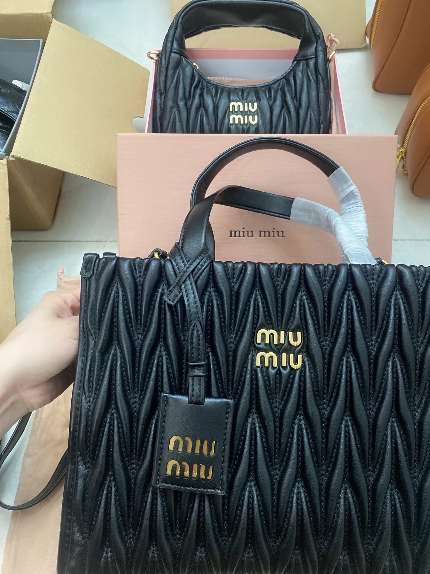 ミウミウ ブラック トートバッグ マトラッセ - 画像 (3)