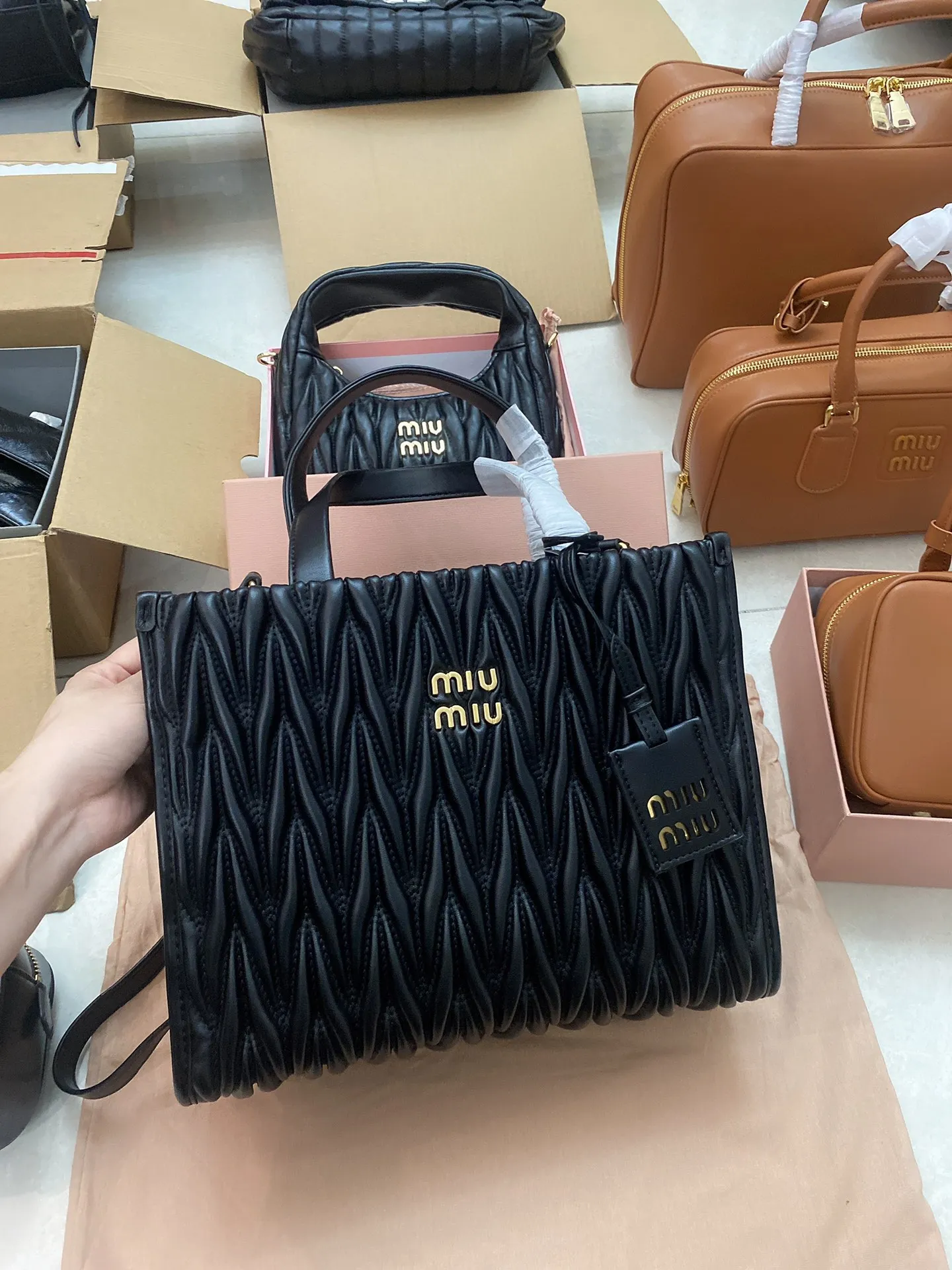 ミウミウ ブラック トートバッグ マトラッセ - 画像 (4)