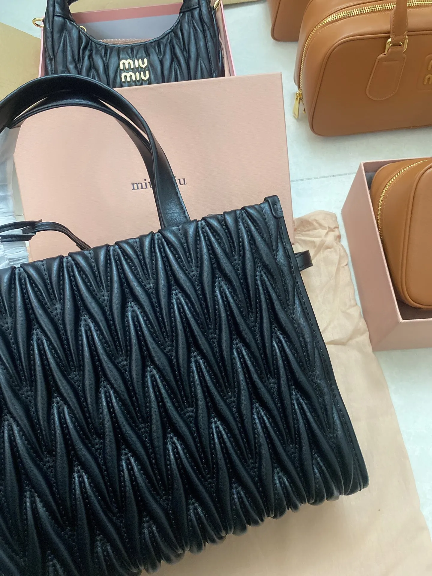 ミウミウ ブラック トートバッグ マトラッセ - 画像 (9)