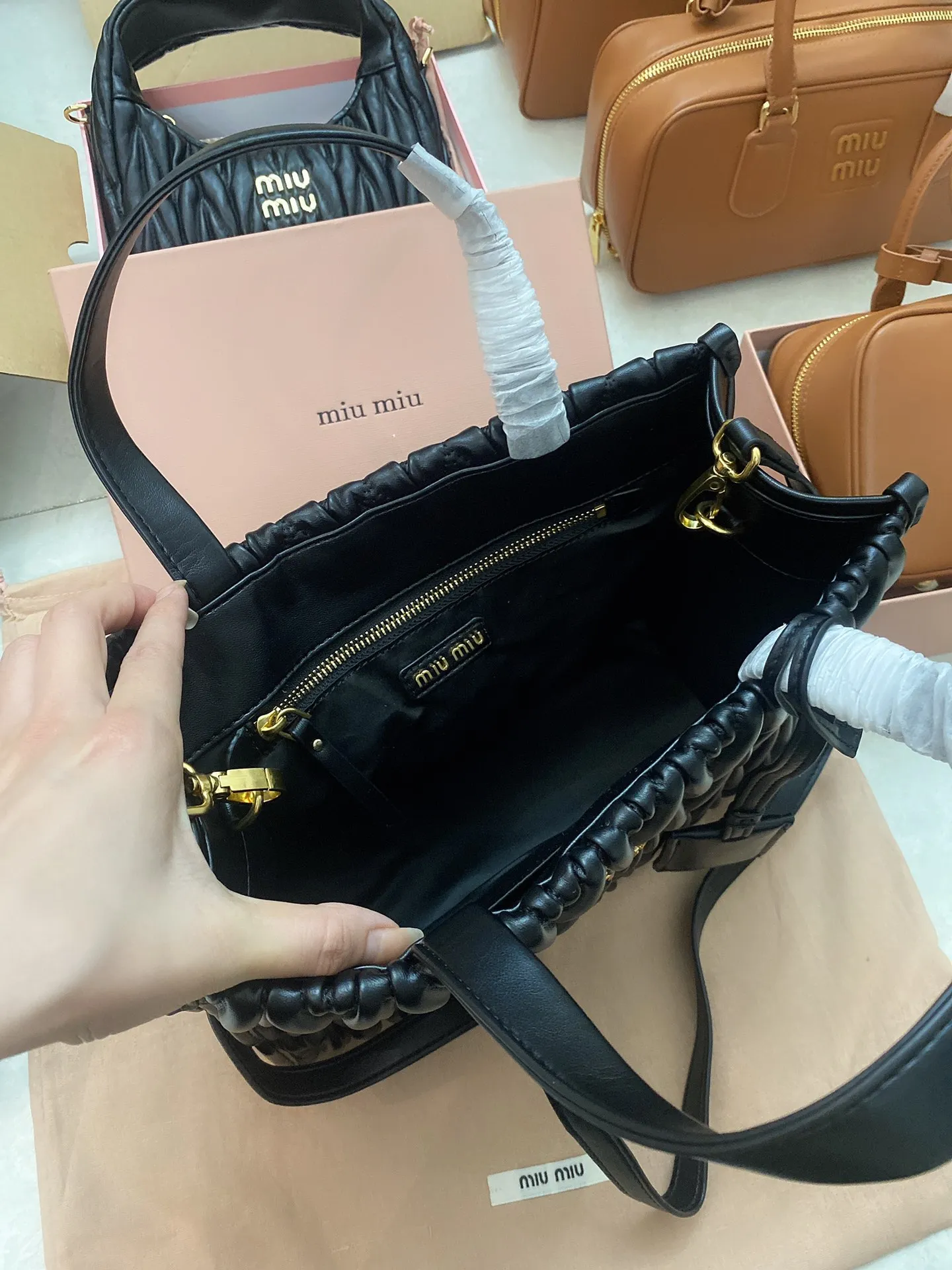 ミウミウ ブラック トートバッグ マトラッセ - 画像 (10)