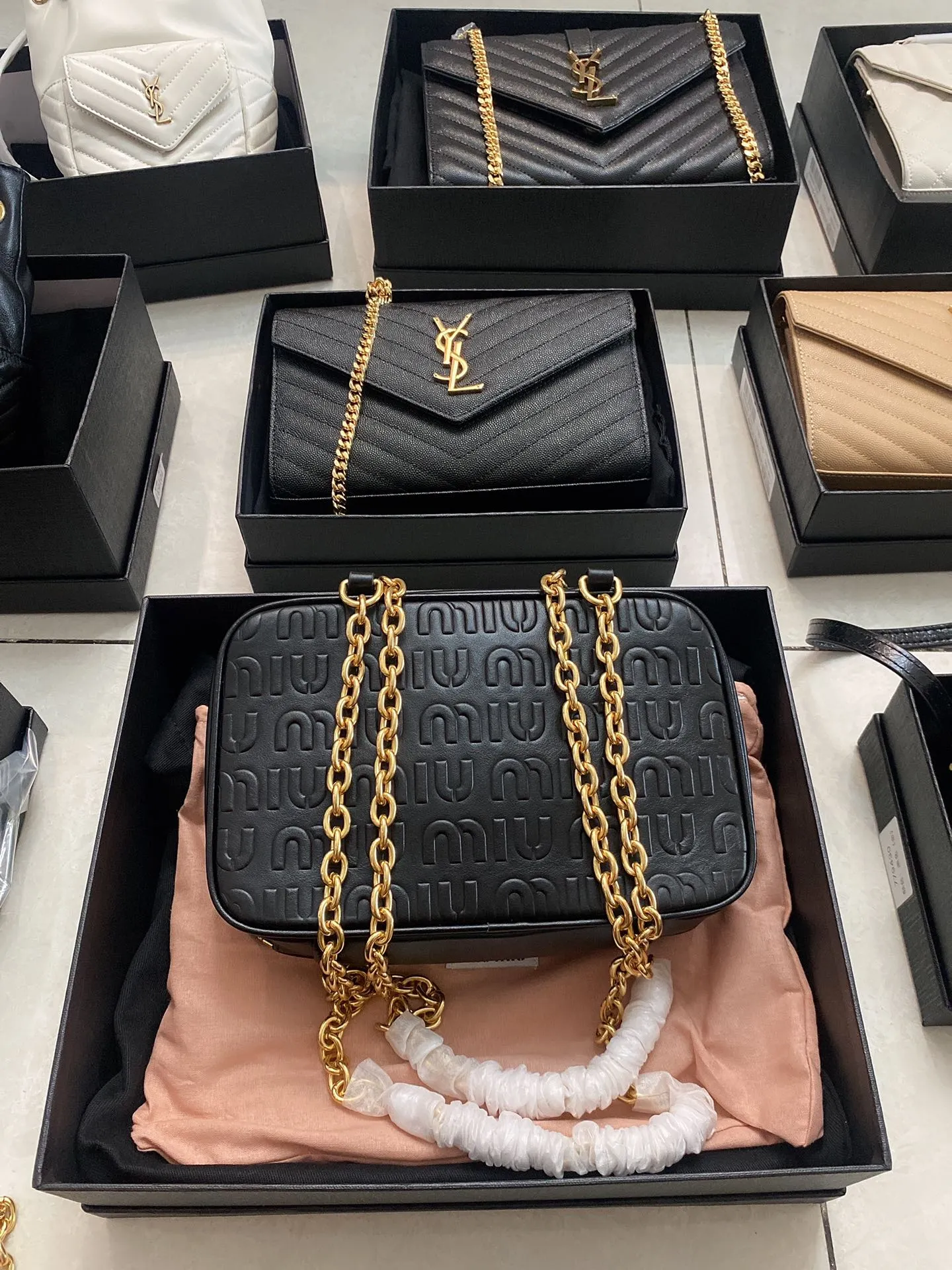 ミウミウ黒カメラバッグチェーン付き