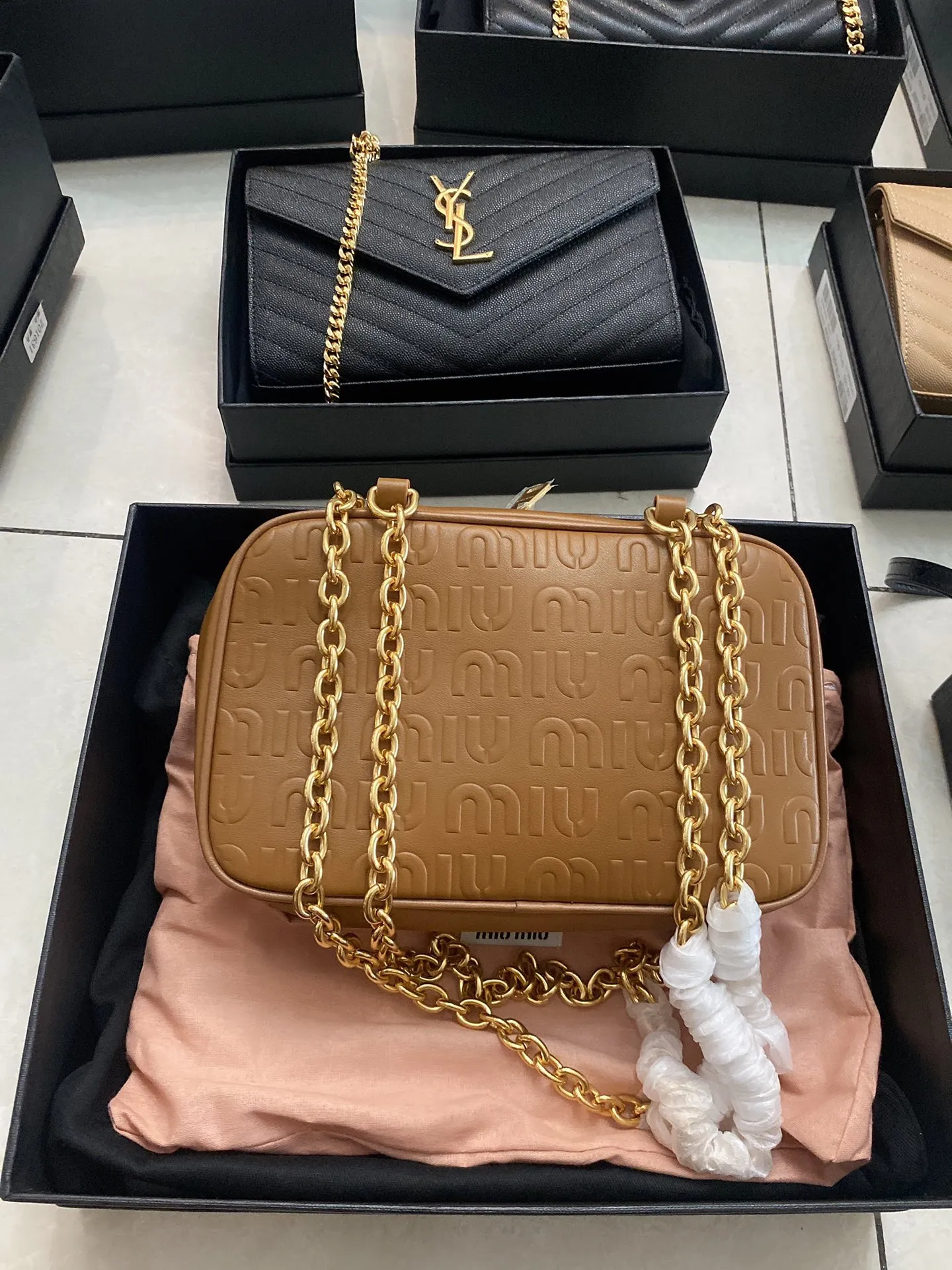 ミウミウ 茶色 プリント カメラバッグ