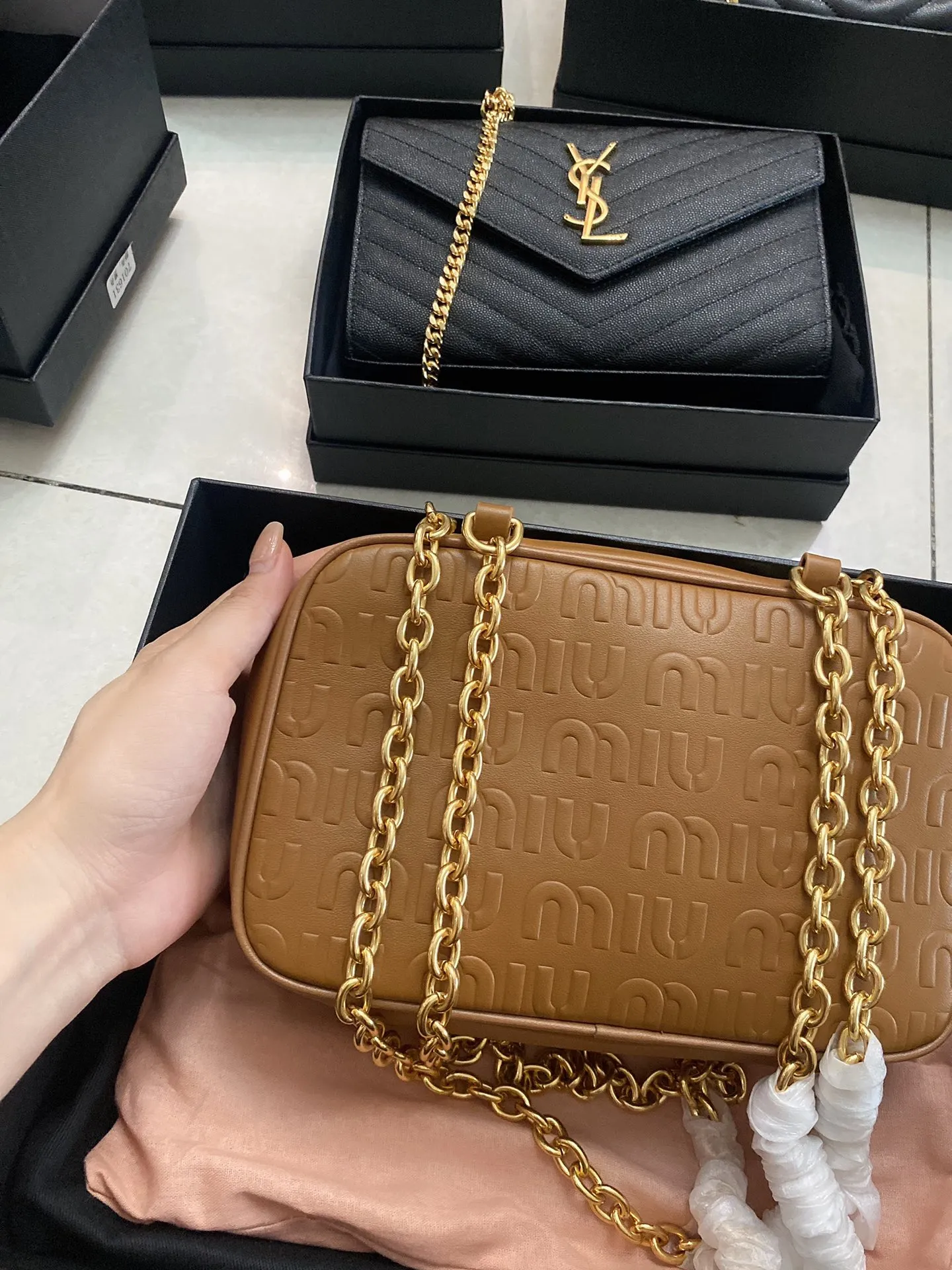 ミウミウ 茶色 プリント カメラバッグ - 画像 (3)