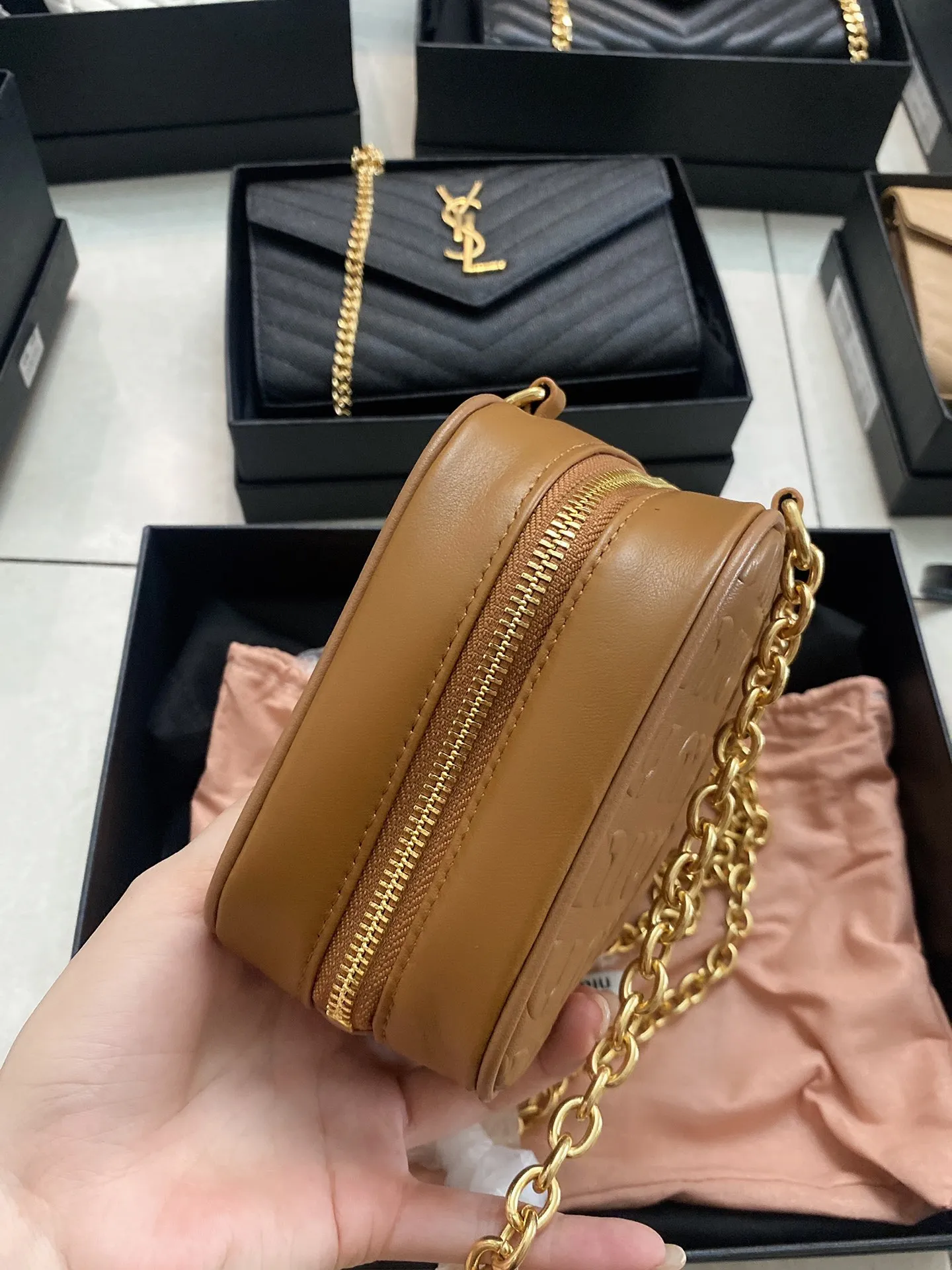 ミウミウ 茶色 プリント カメラバッグ - 画像 (7)