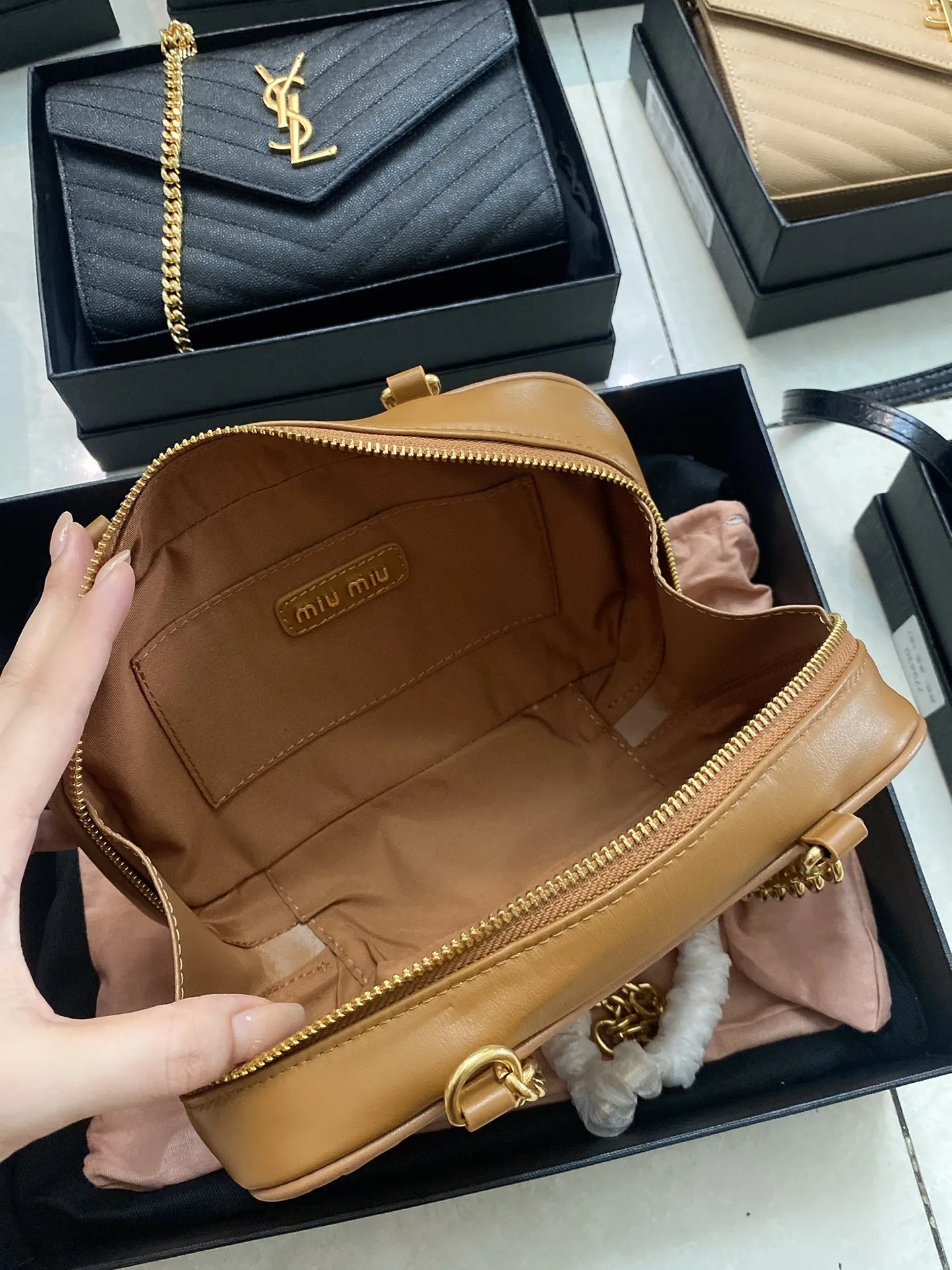 ミウミウ 茶色 プリント カメラバッグ - 画像 (10)