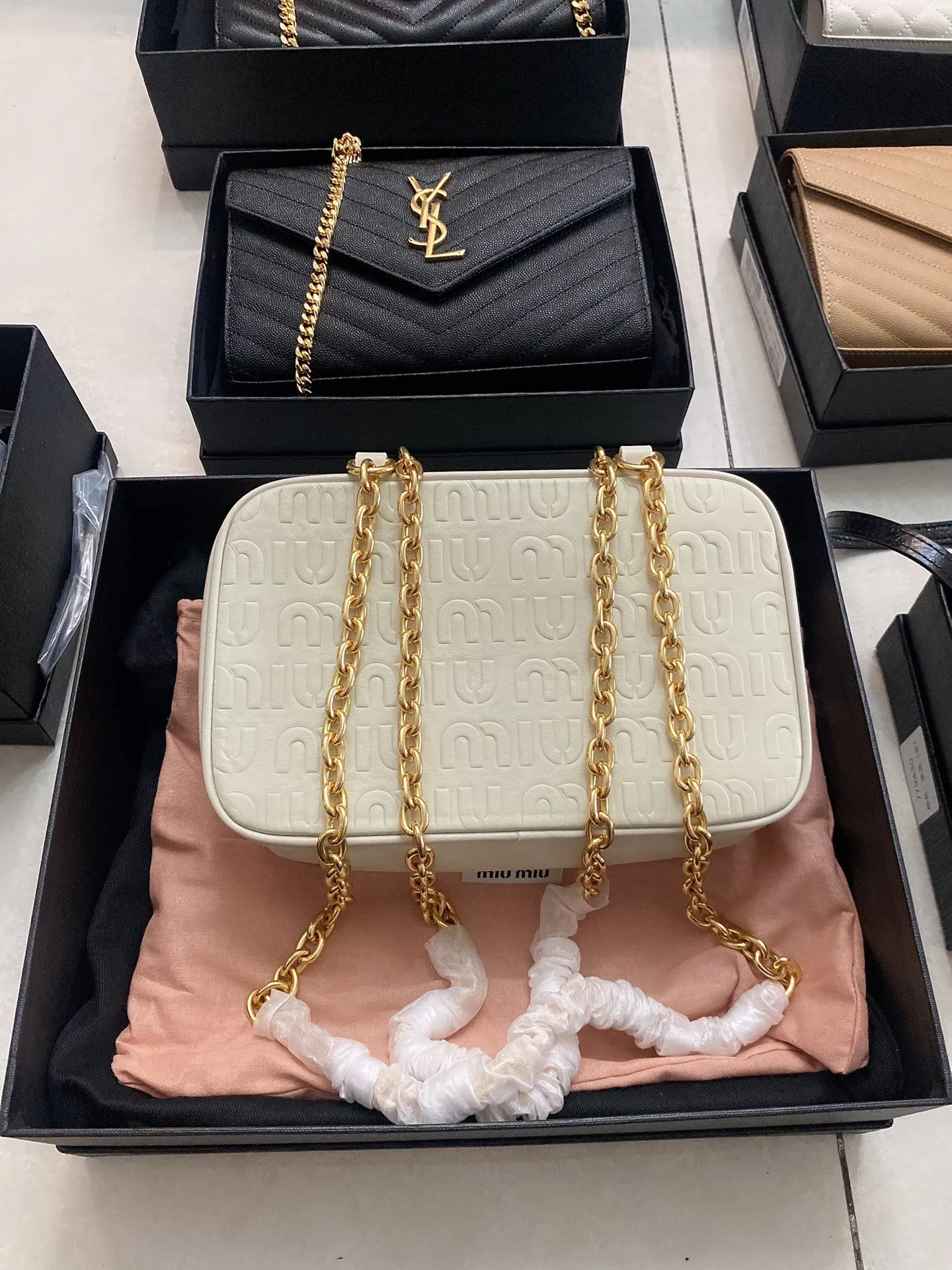 ミウミウ ホワイト 圧紋カメラバッグ