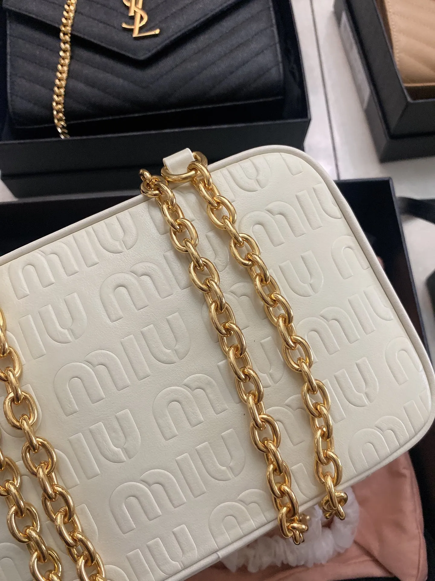 ミウミウ ホワイト 圧紋カメラバッグ - 画像 (3)