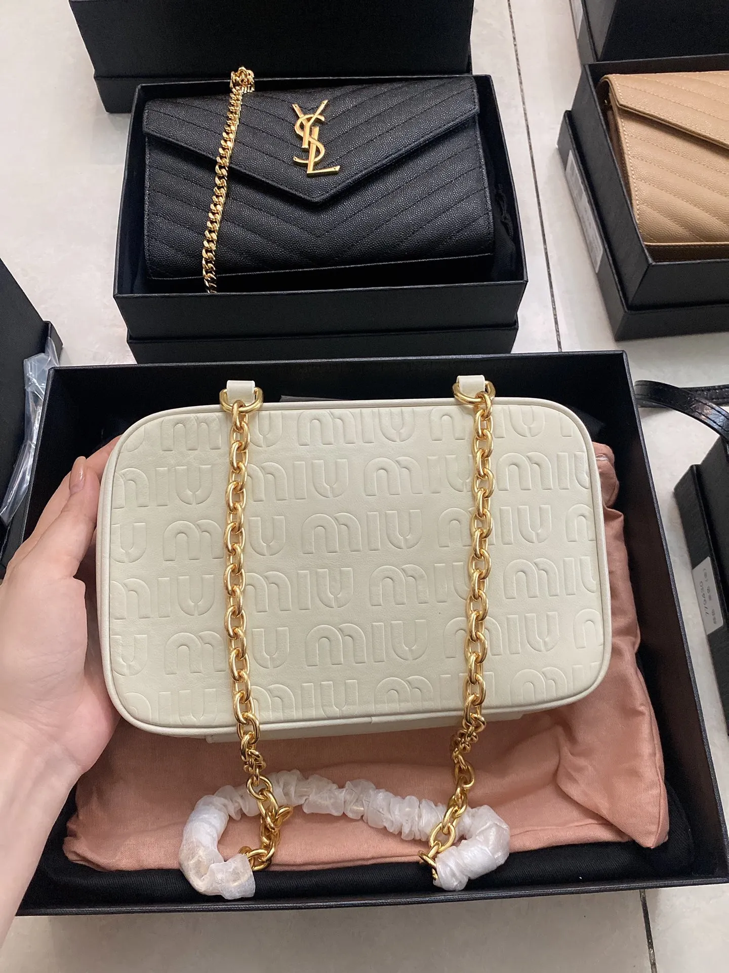 ミウミウ ホワイト 圧紋カメラバッグ - 画像 (4)