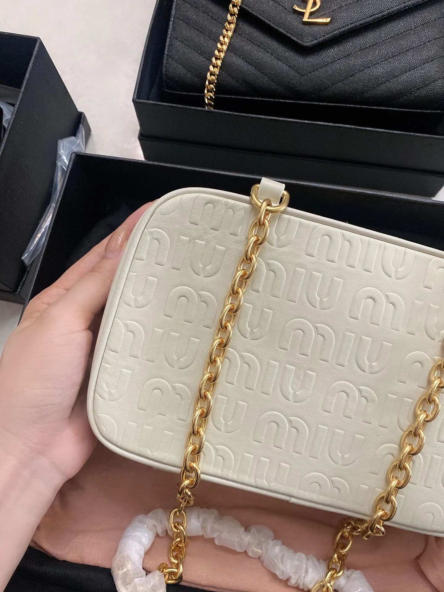 ミウミウ ホワイト 圧紋カメラバッグ - 画像 (5)