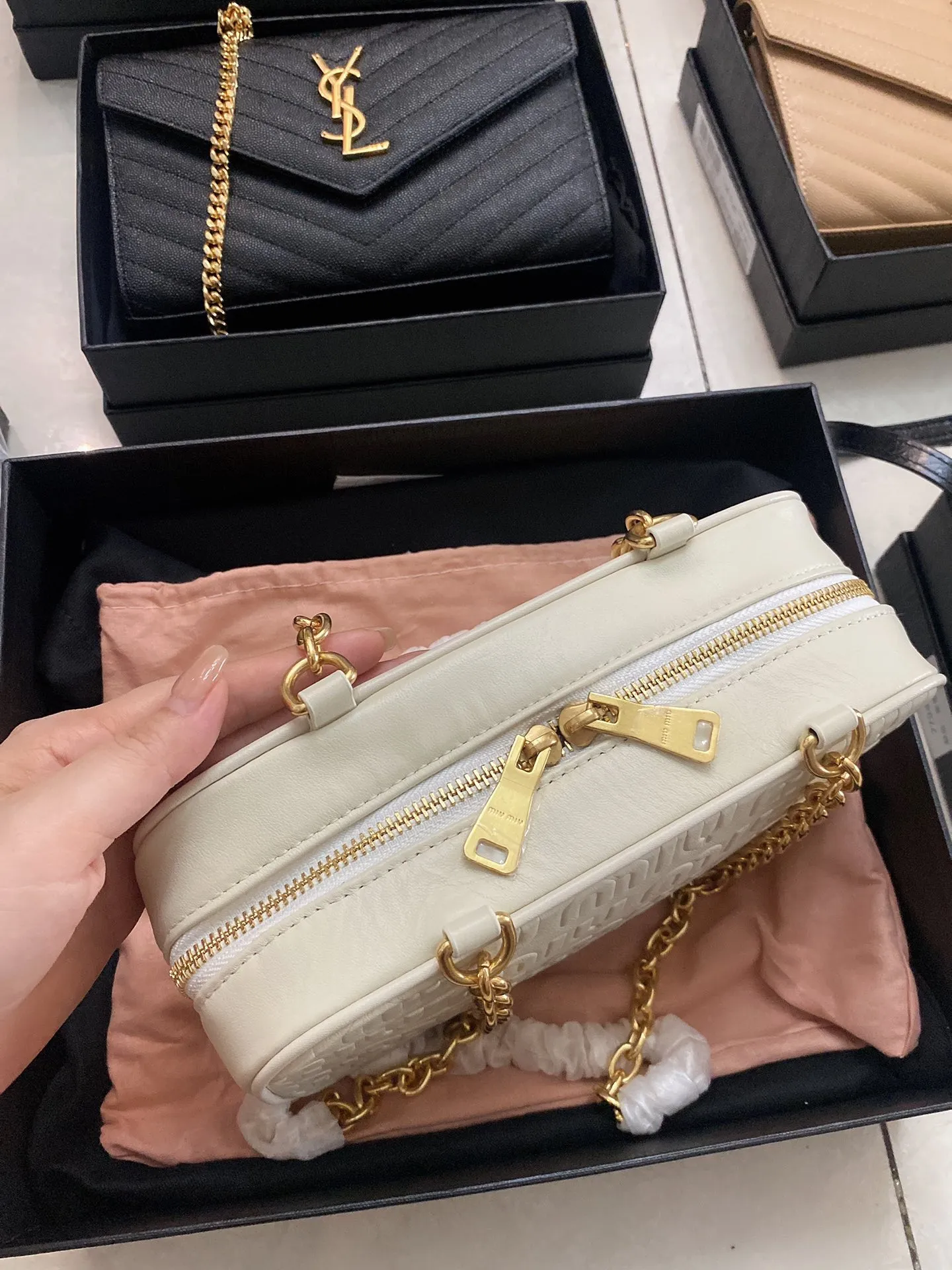 ミウミウ ホワイト 圧紋カメラバッグ - 画像 (6)