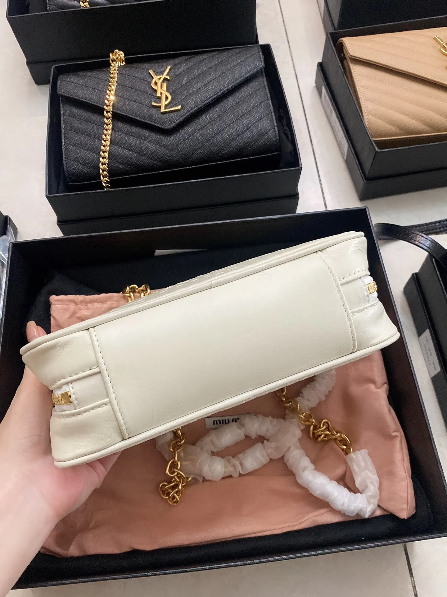 ミウミウ ホワイト 圧紋カメラバッグ - 画像 (7)