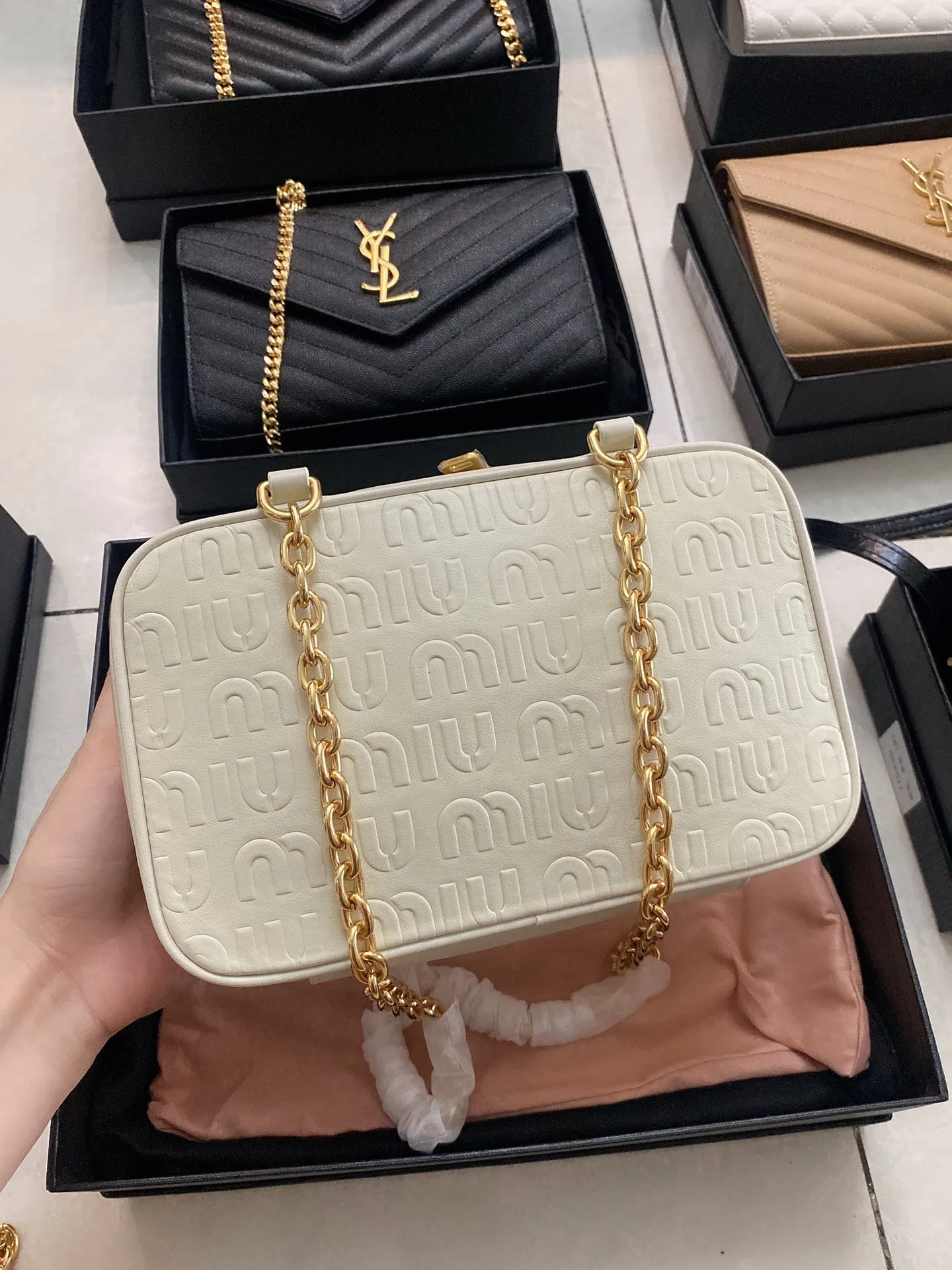 ミウミウ ホワイト 圧紋カメラバッグ - 画像 (8)