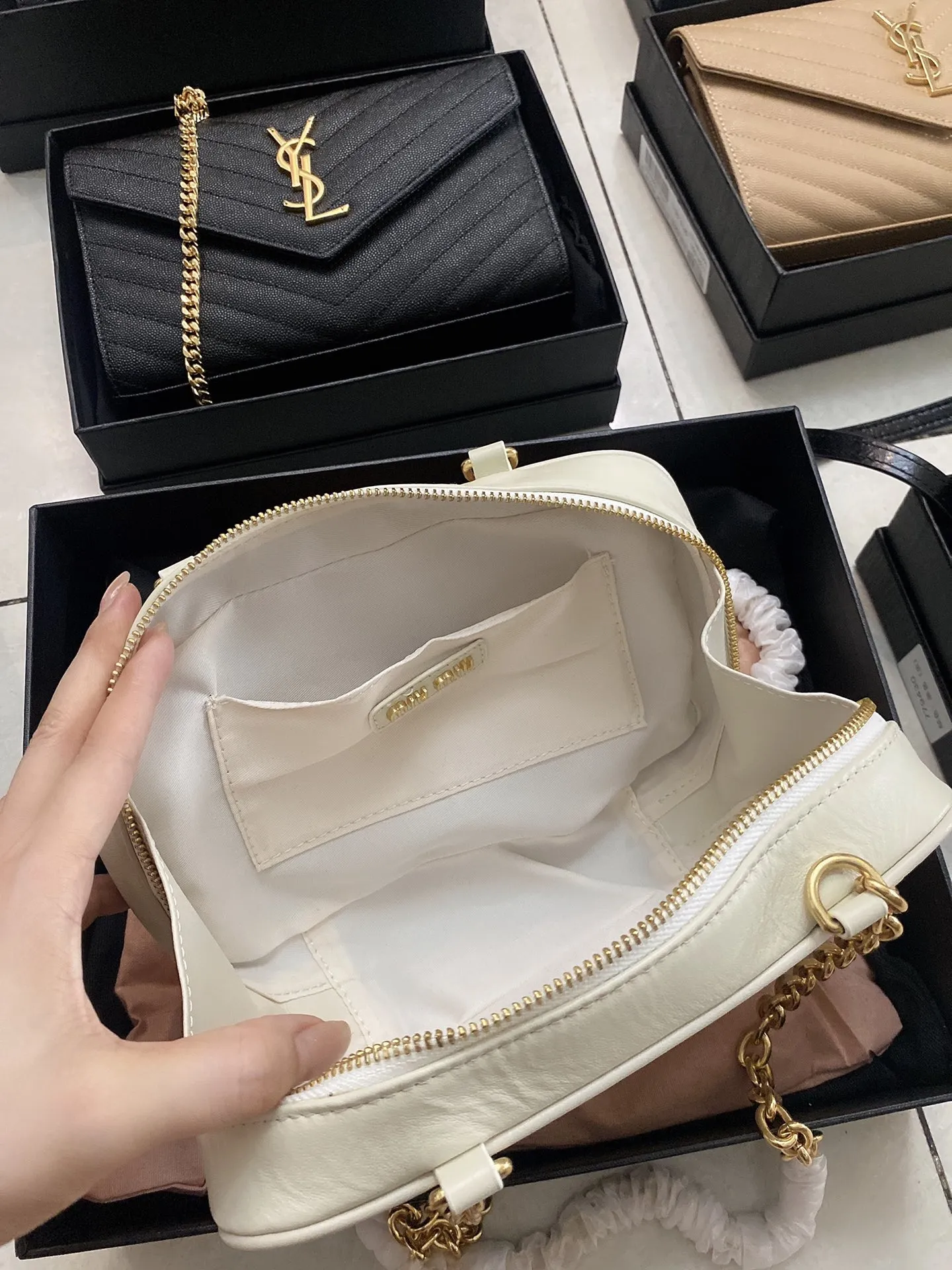 ミウミウ ホワイト 圧紋カメラバッグ - 画像 (9)