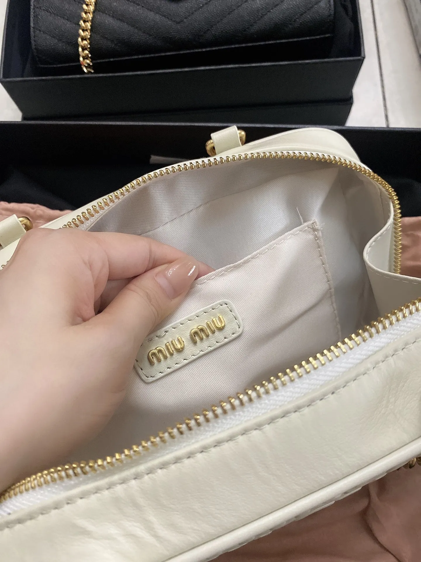 ミウミウ ホワイト 圧紋カメラバッグ - 画像 (10)