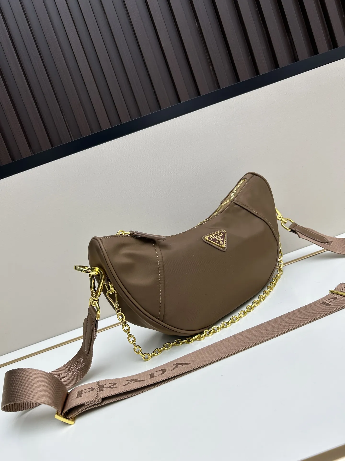 PRADA Re-Nylon月牙包ブラウンモデル2526 - 画像 (3)