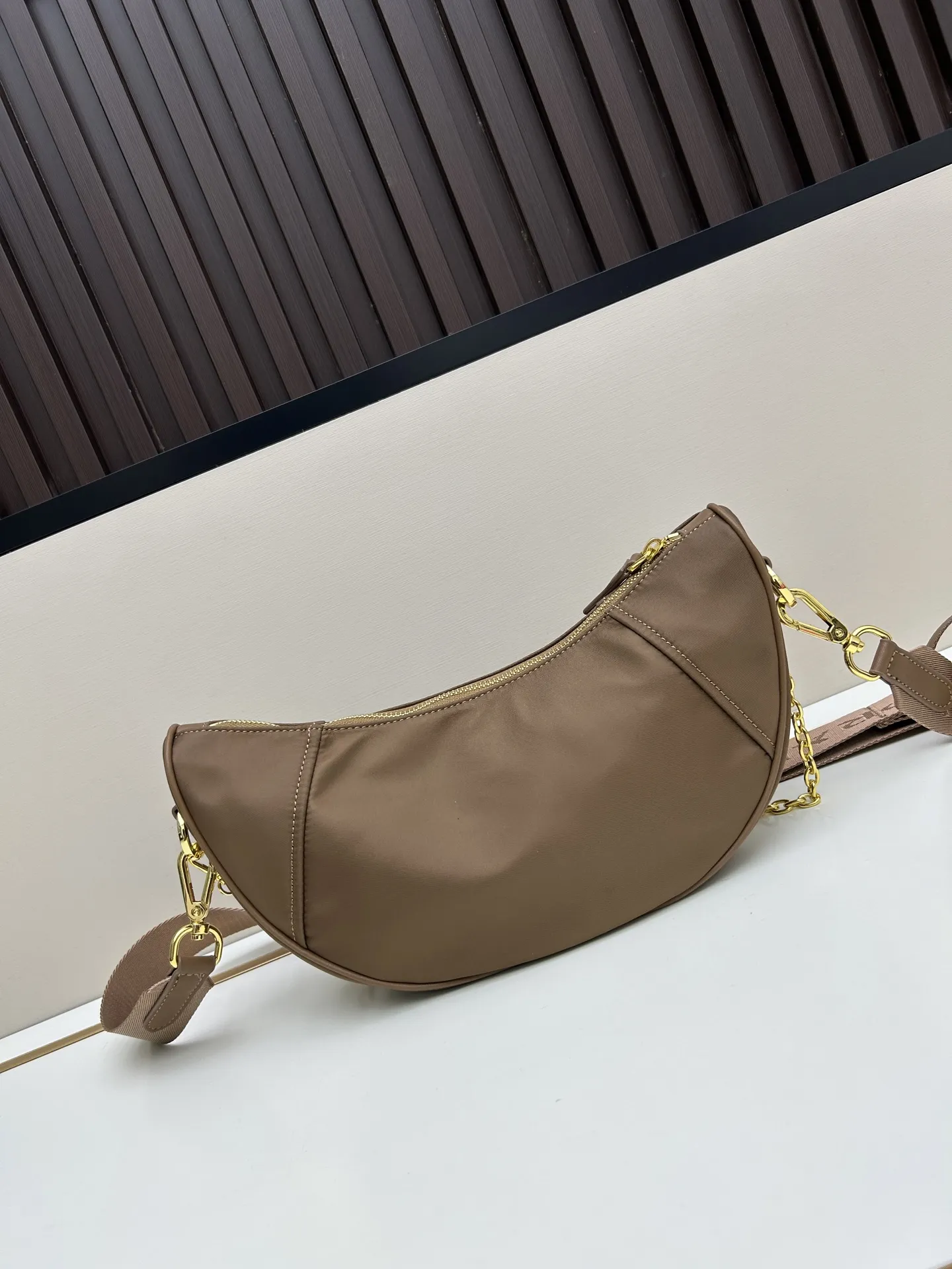 PRADA Re-Nylon月牙包ブラウンモデル2526 - 画像 (4)