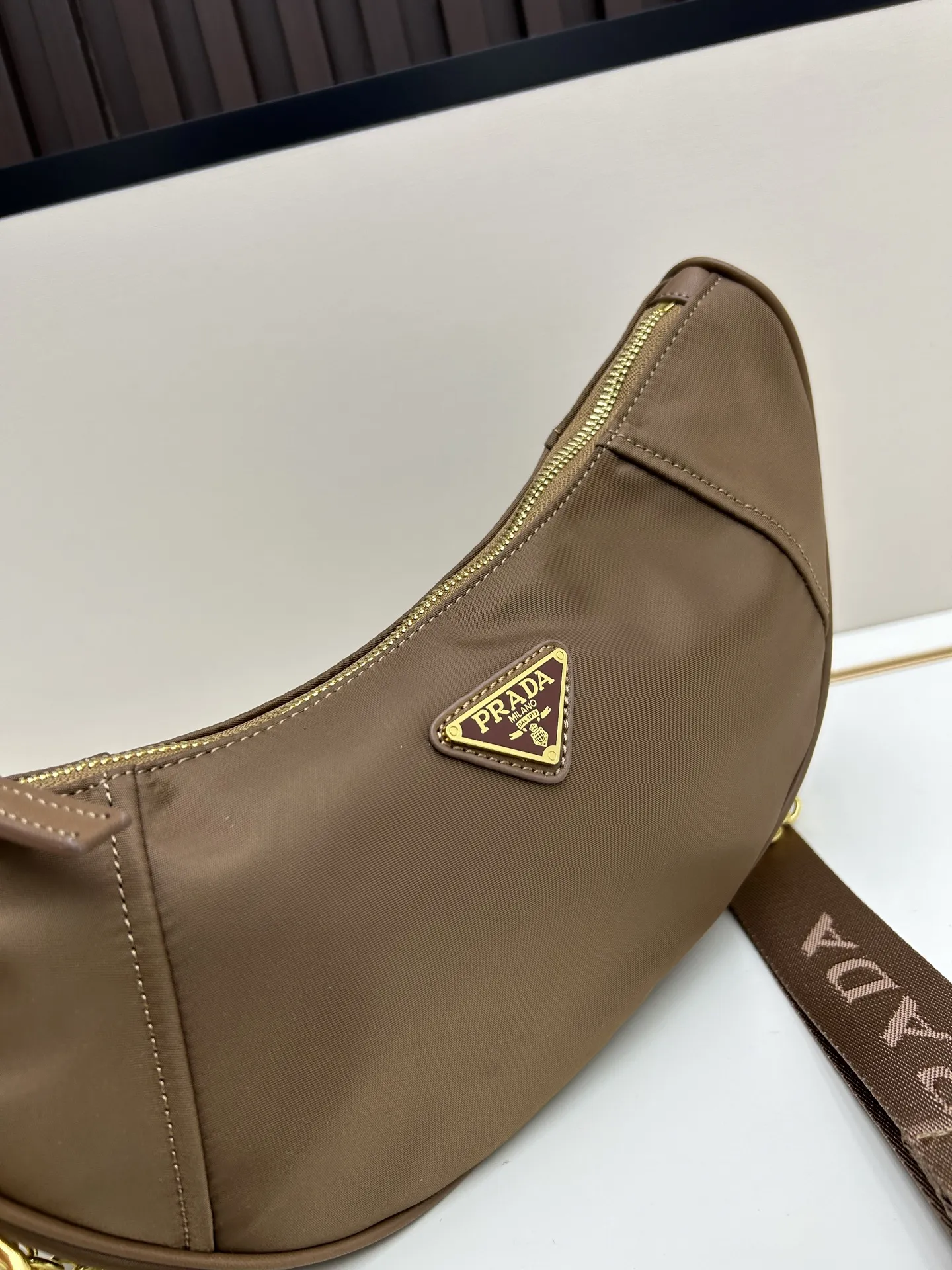 PRADA Re-Nylon月牙包ブラウンモデル2526 - 画像 (5)
