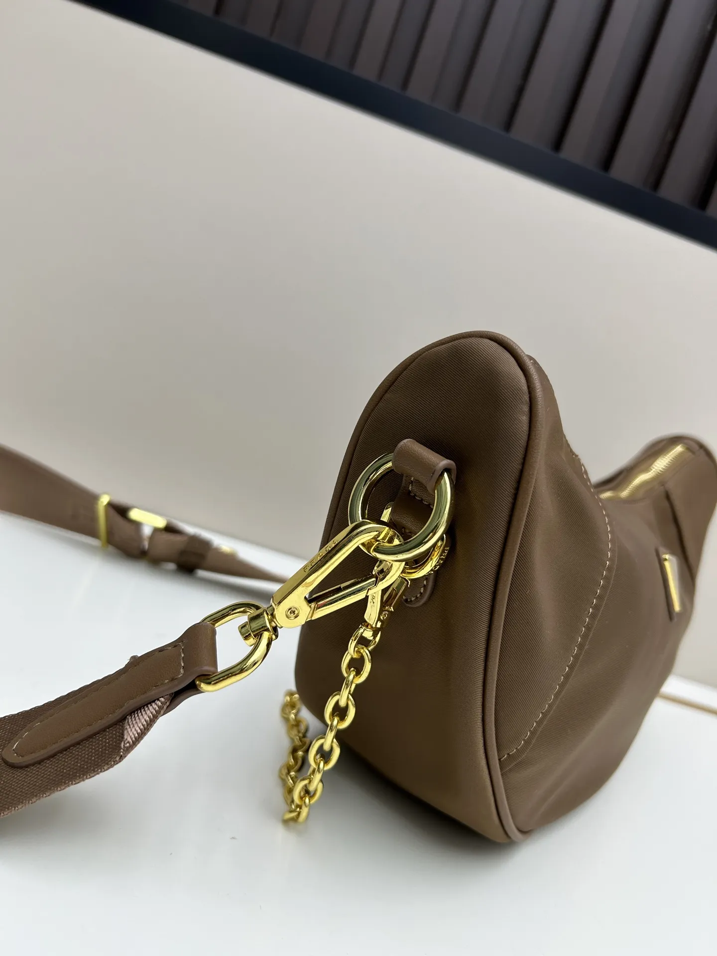 PRADA Re-Nylon月牙包ブラウンモデル2526 - 画像 (7)