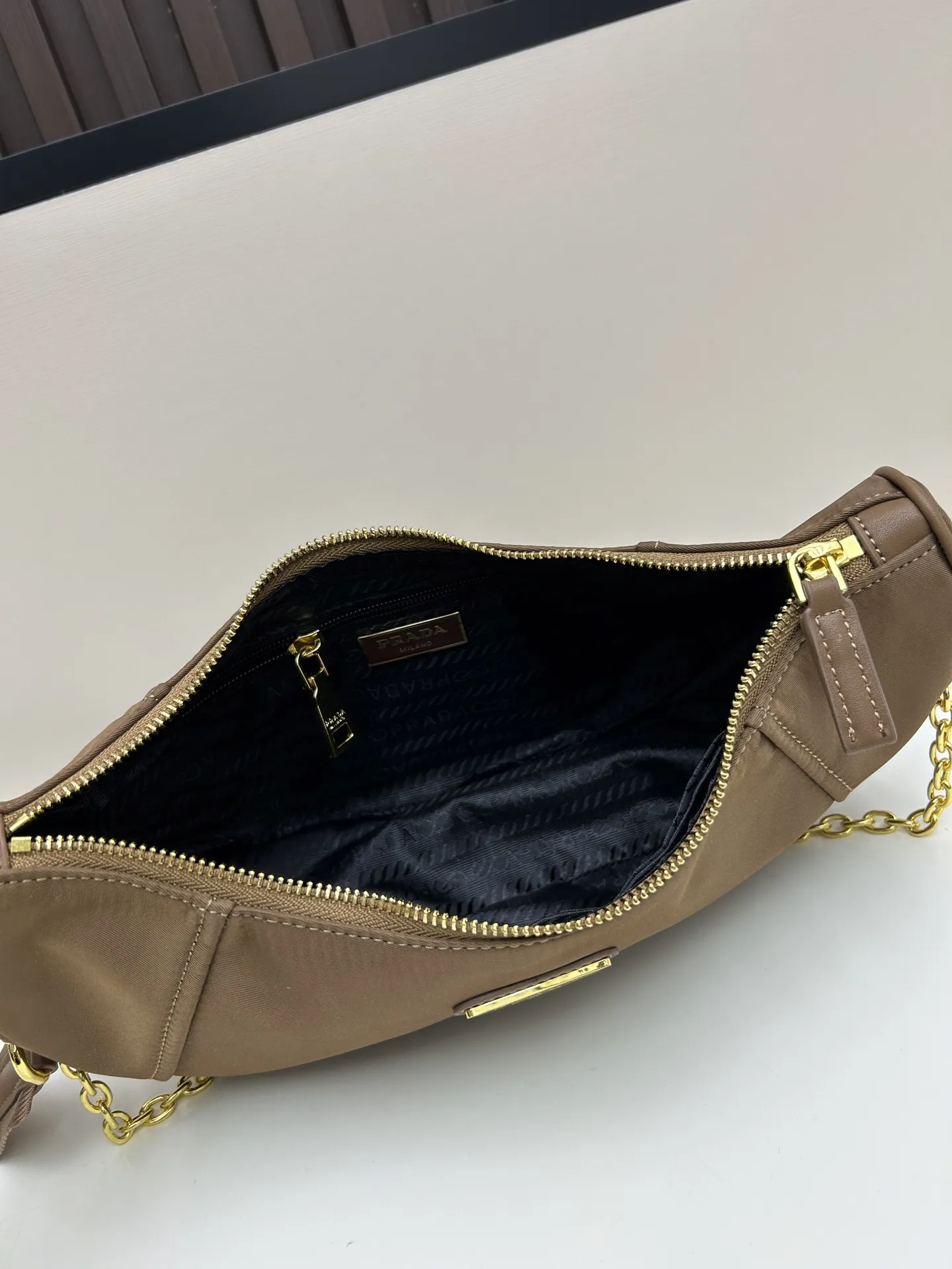 PRADA Re-Nylon月牙包ブラウンモデル2526 - 画像 (8)