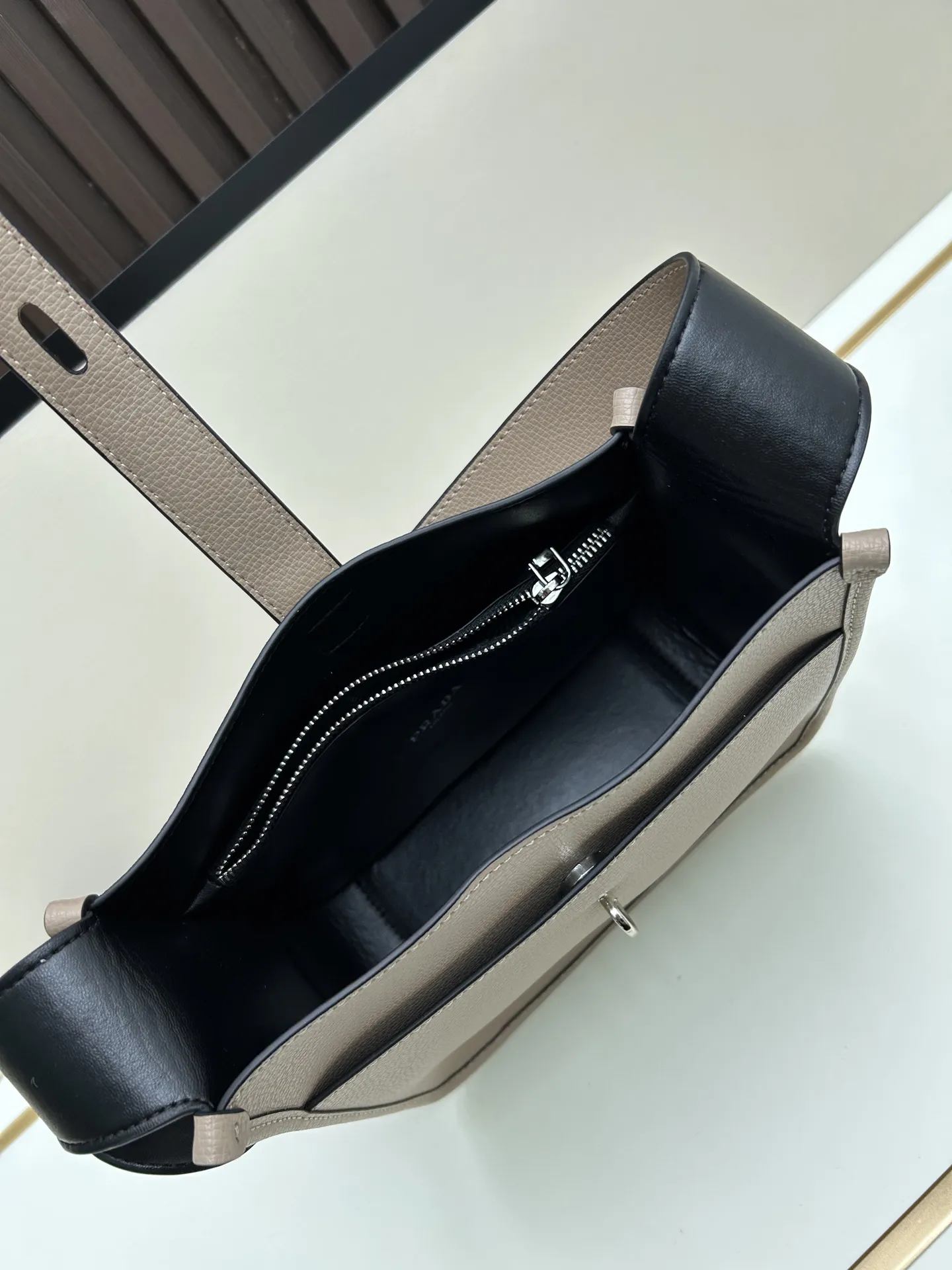 プラダ ベージュ ショルダーバッグ 3537# - 画像 (8)