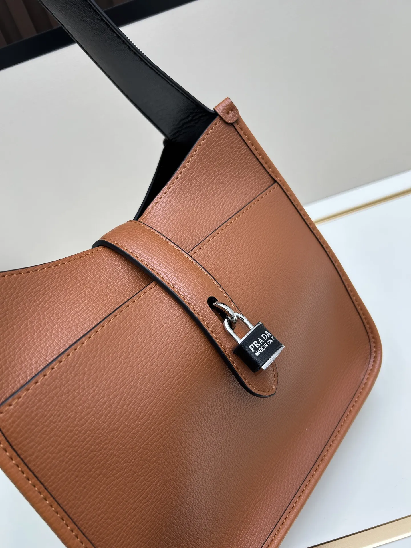 プラダ 2025新作 茶色 ロックバッグ 3537# - 画像 (5)