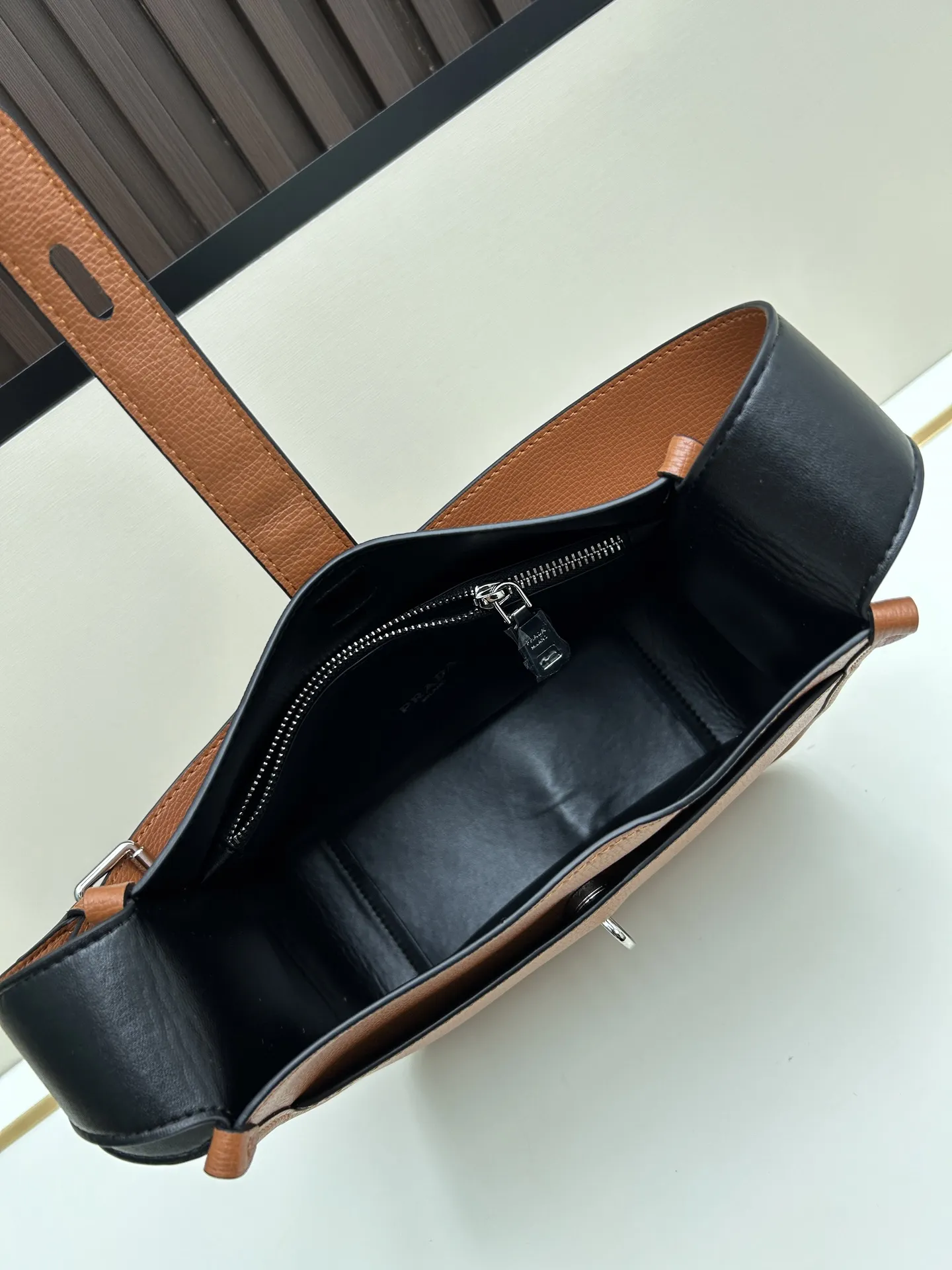 プラダ 2025新作 茶色 ロックバッグ 3537# - 画像 (8)