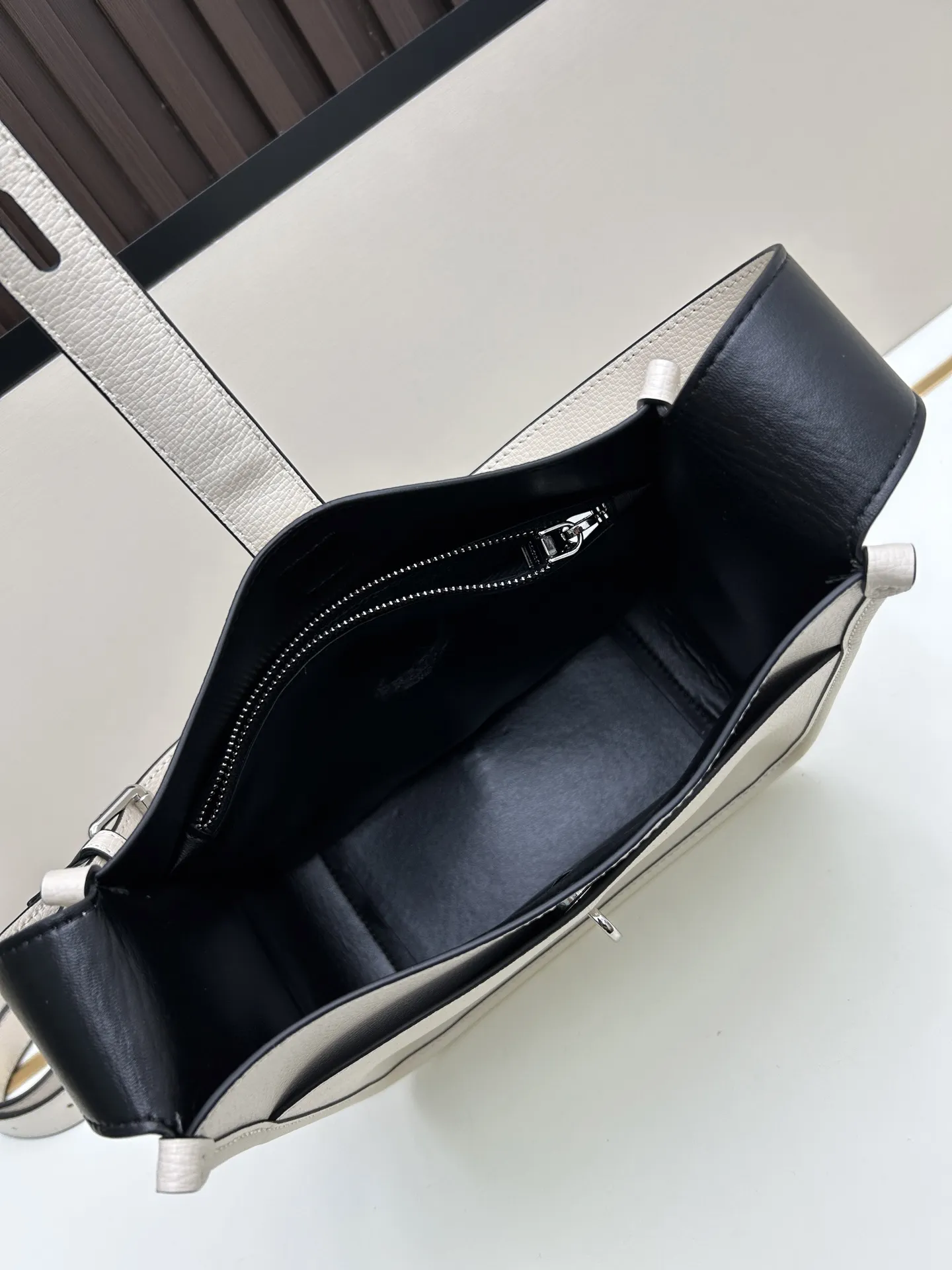 プラダ ホワイト クロスボディバッグ 3537# - 画像 (8)