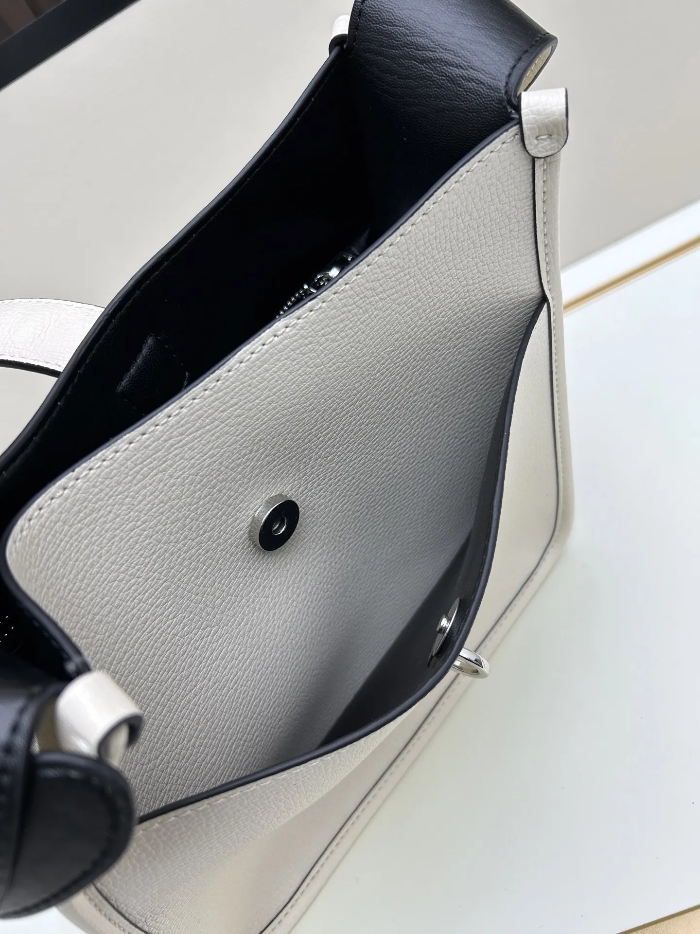 プラダ ホワイト クロスボディバッグ 3537# - 画像 (9)