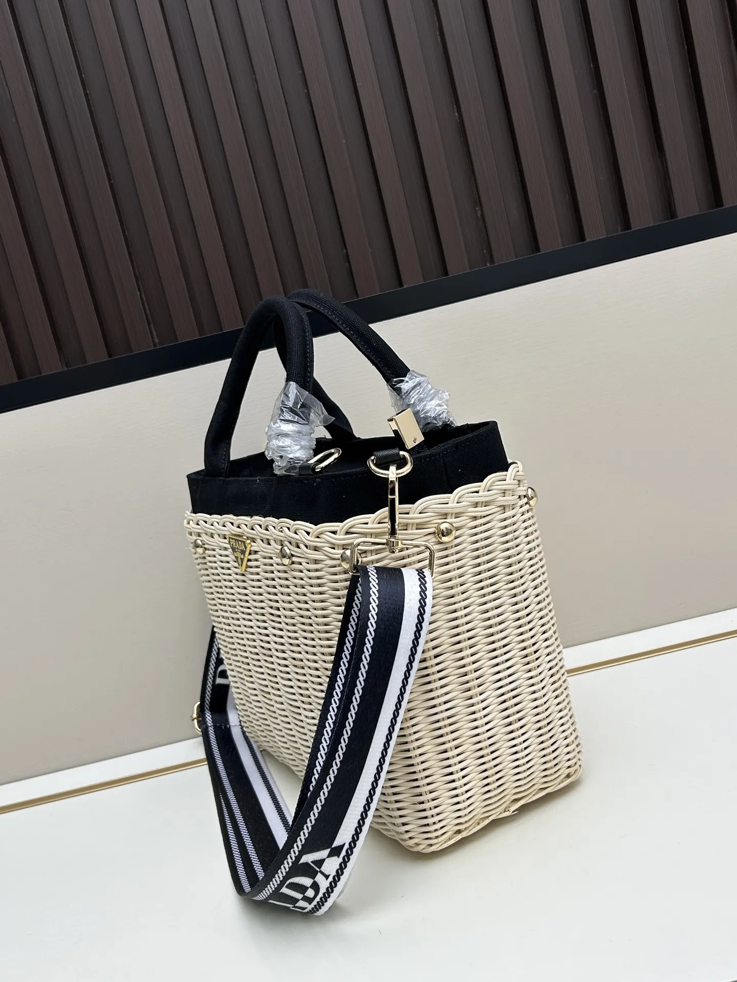 Prada プラダ 黒白 ストローバッグ 2530 - 画像 (3)