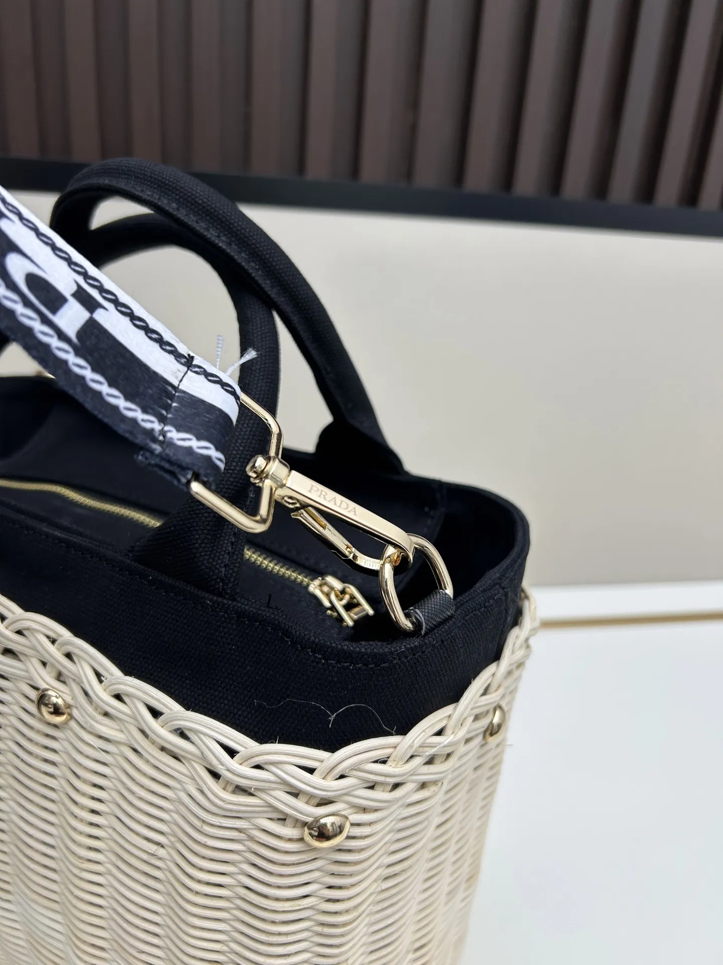 Prada プラダ 黒白 ストローバッグ 2530 - 画像 (7)