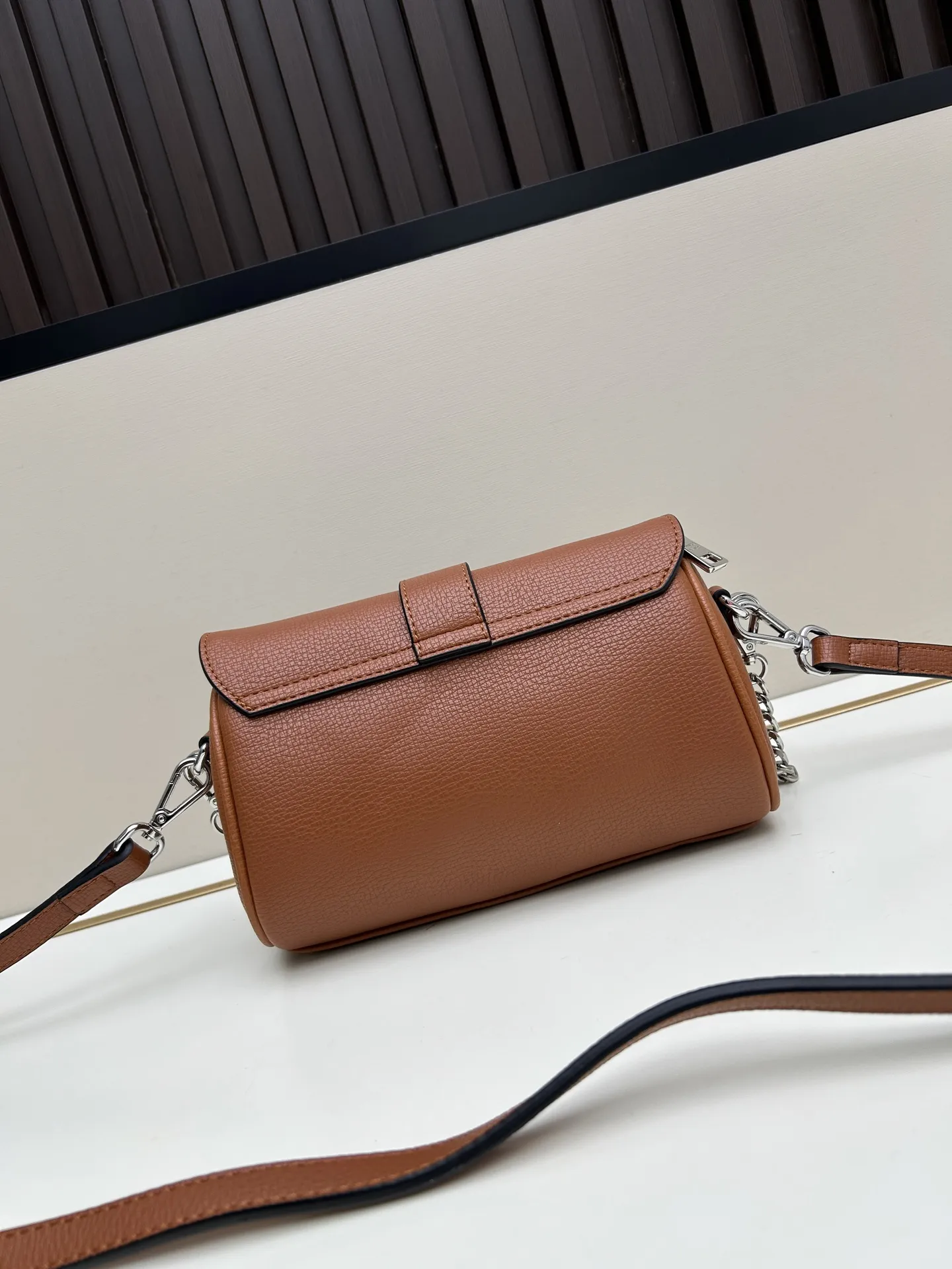 Prada オリジナルレザー枕頭カバーバッグ 茶色 - 画像 (4)