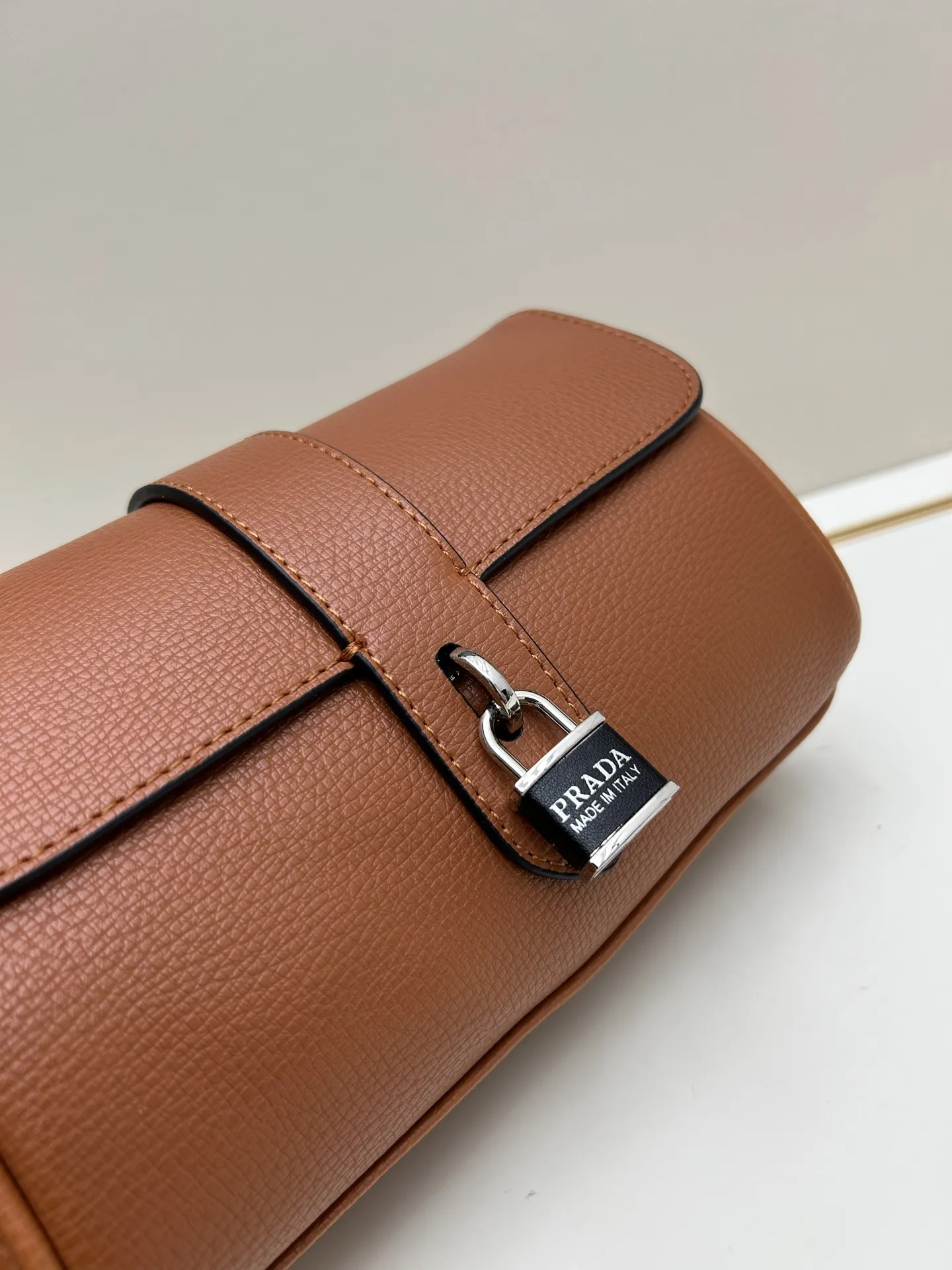 Prada オリジナルレザー枕頭カバーバッグ 茶色 - 画像 (5)