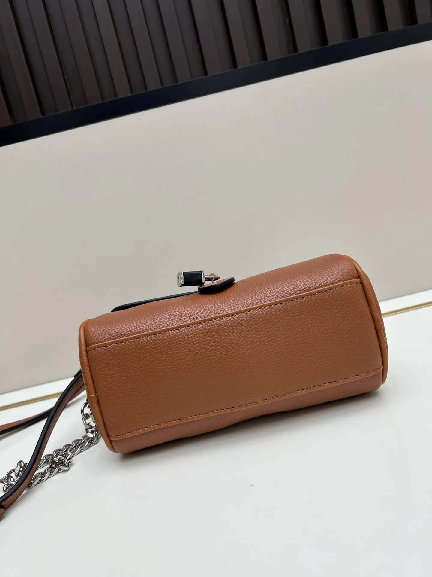 Prada オリジナルレザー枕頭カバーバッグ 茶色 - 画像 (7)